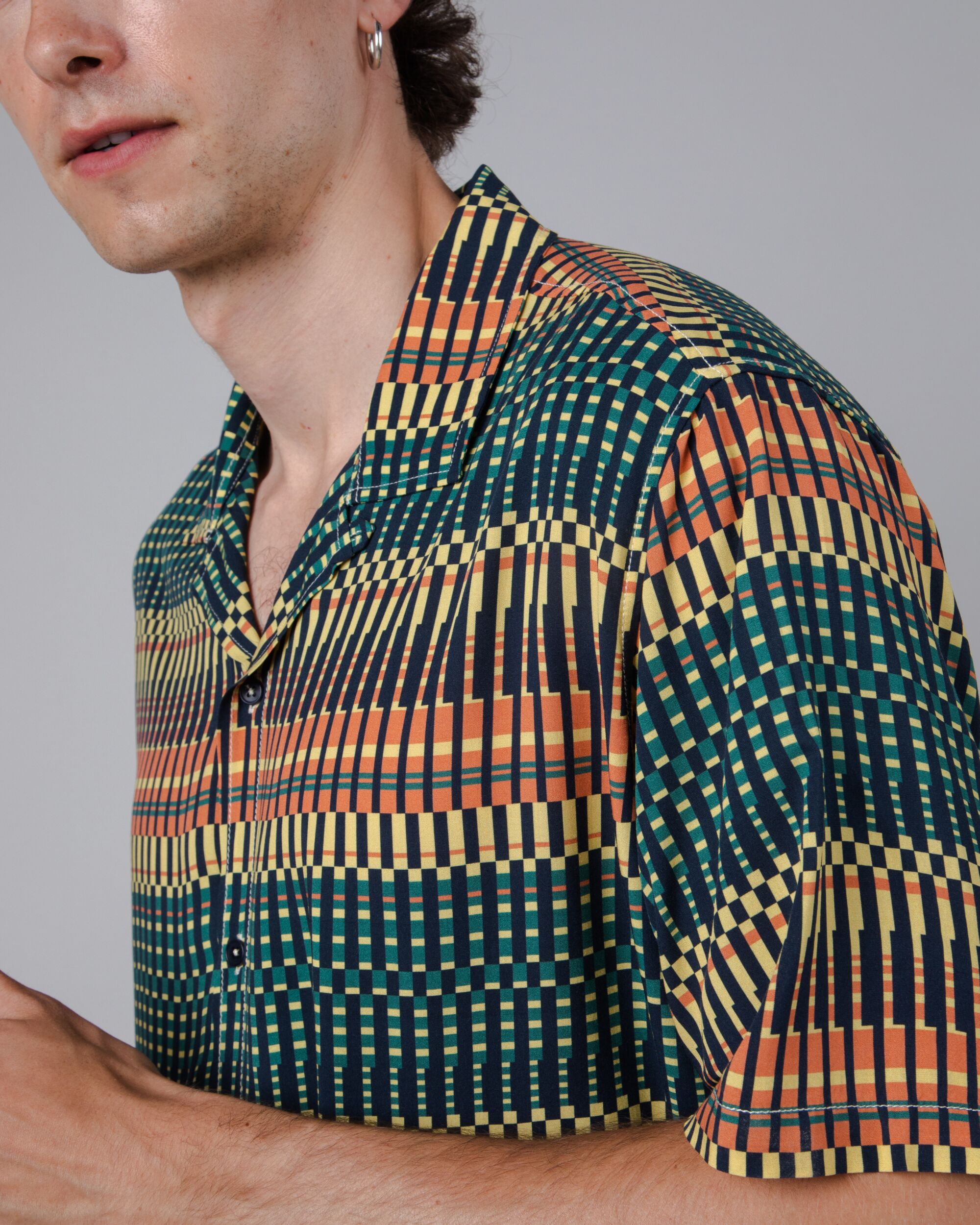 Kurzämeliges Hemd Calella Aloha bunt gemustert aus nachhaltiger Viskose von Brava Fabrics