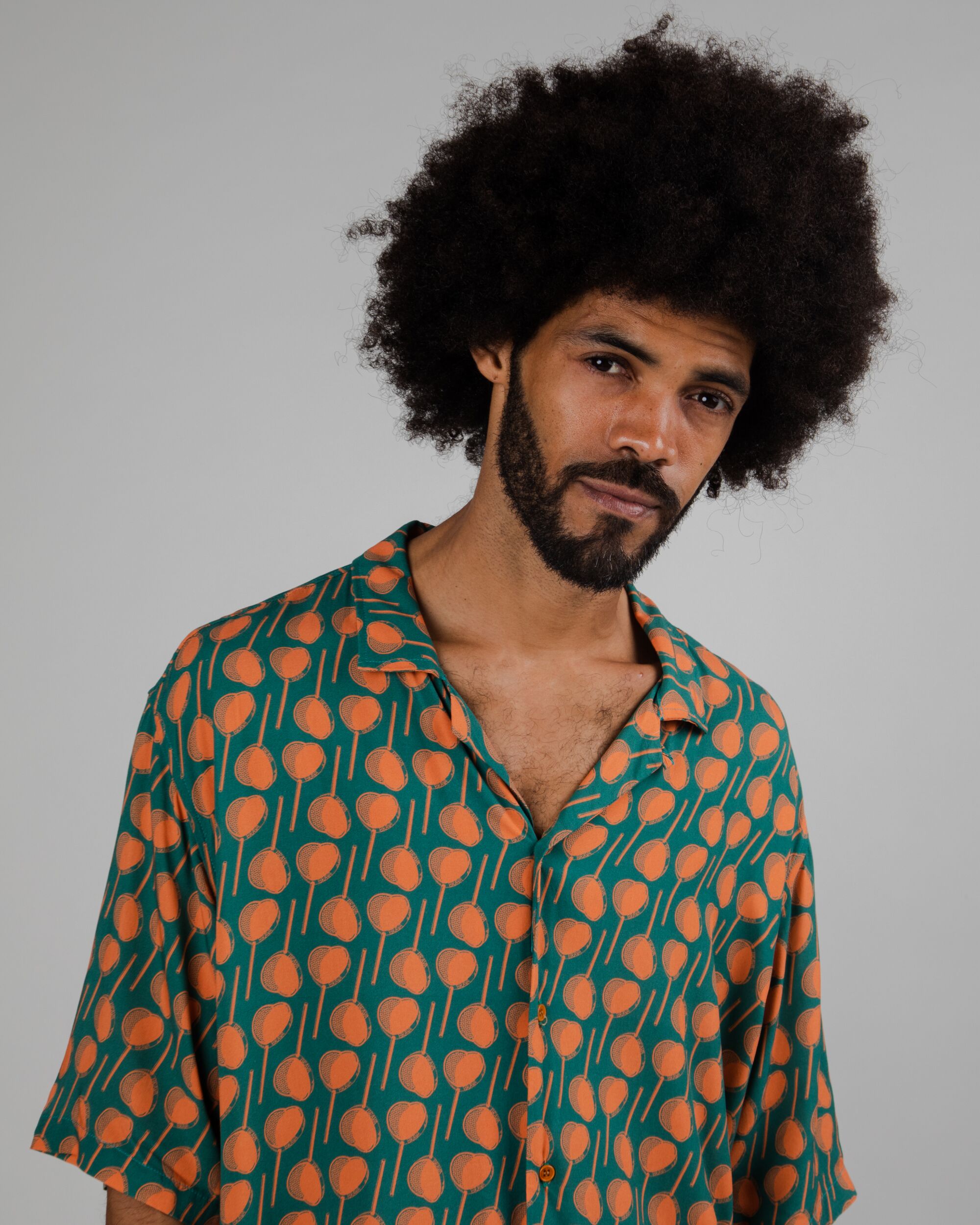 Kurzärmeliger Hemd Candy Aloha grün gemustert aus nachhaltiger Viskose von Brava Fabrics