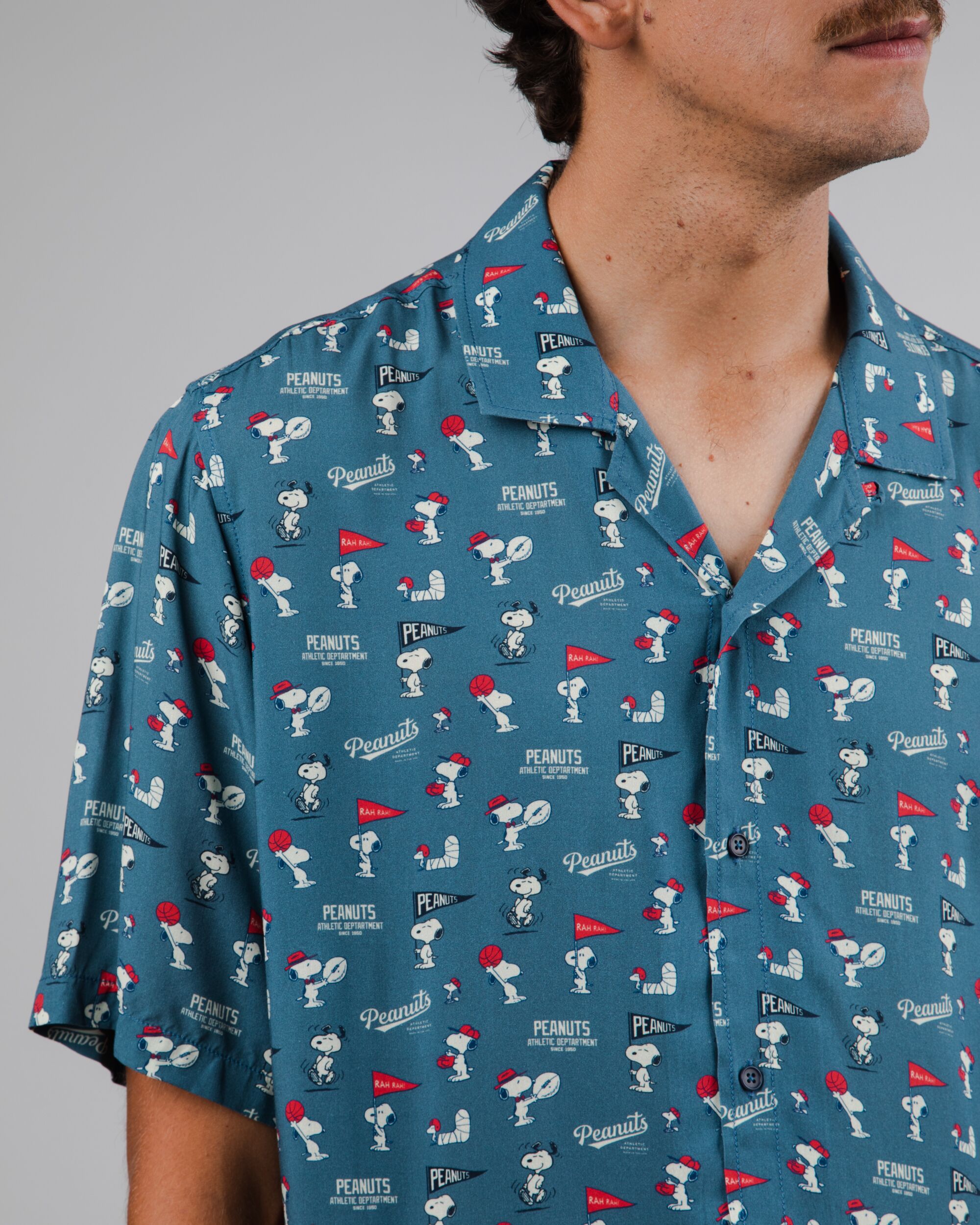 Peanuts Athletic Aloha Hemd in Blau aus nachhaltiger Viskose von Brava Fabrics