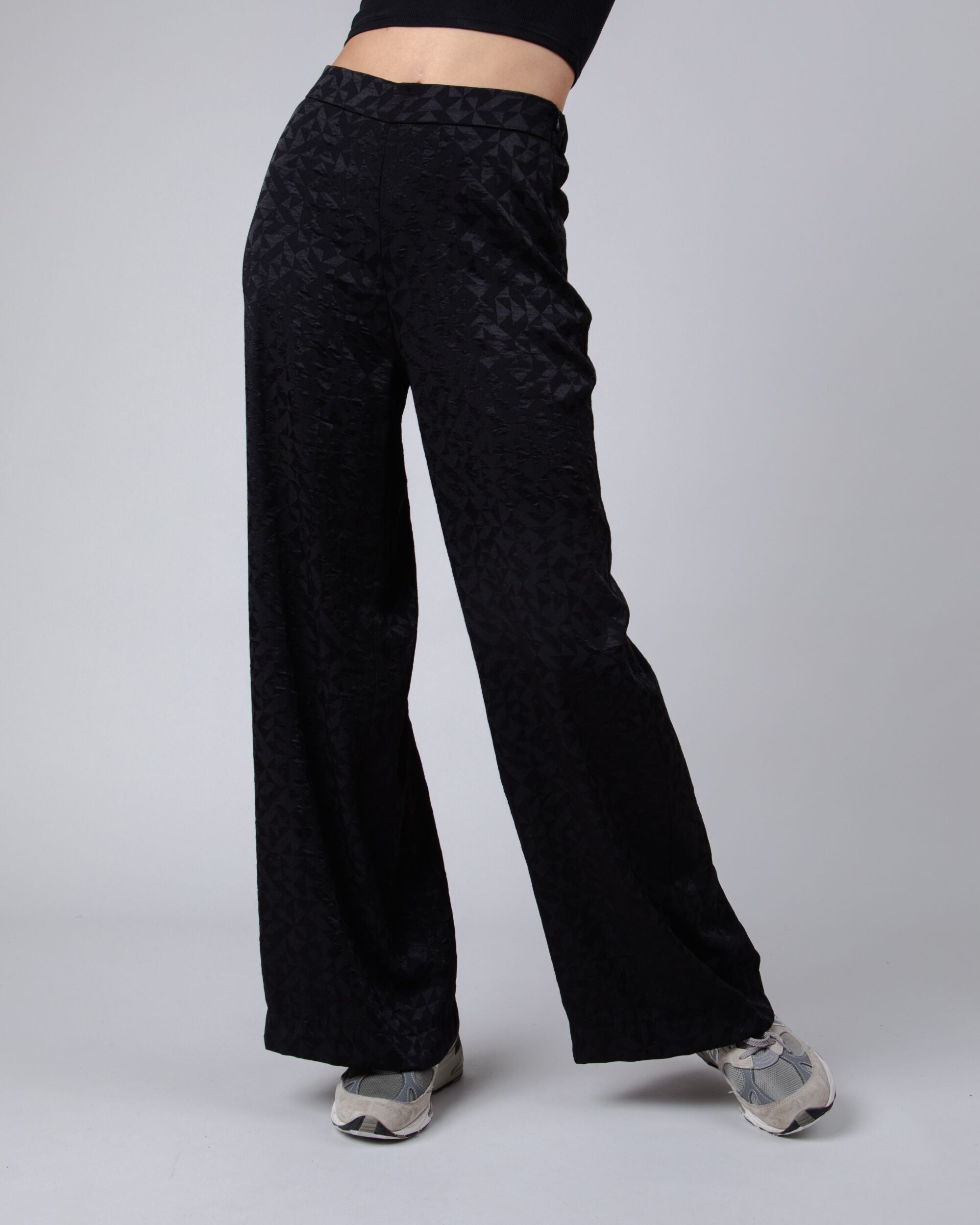 Jacquard-Hose mit weitem Bein in schwarz aus Bio Baumwolle und Viskose von Brava Fabrics