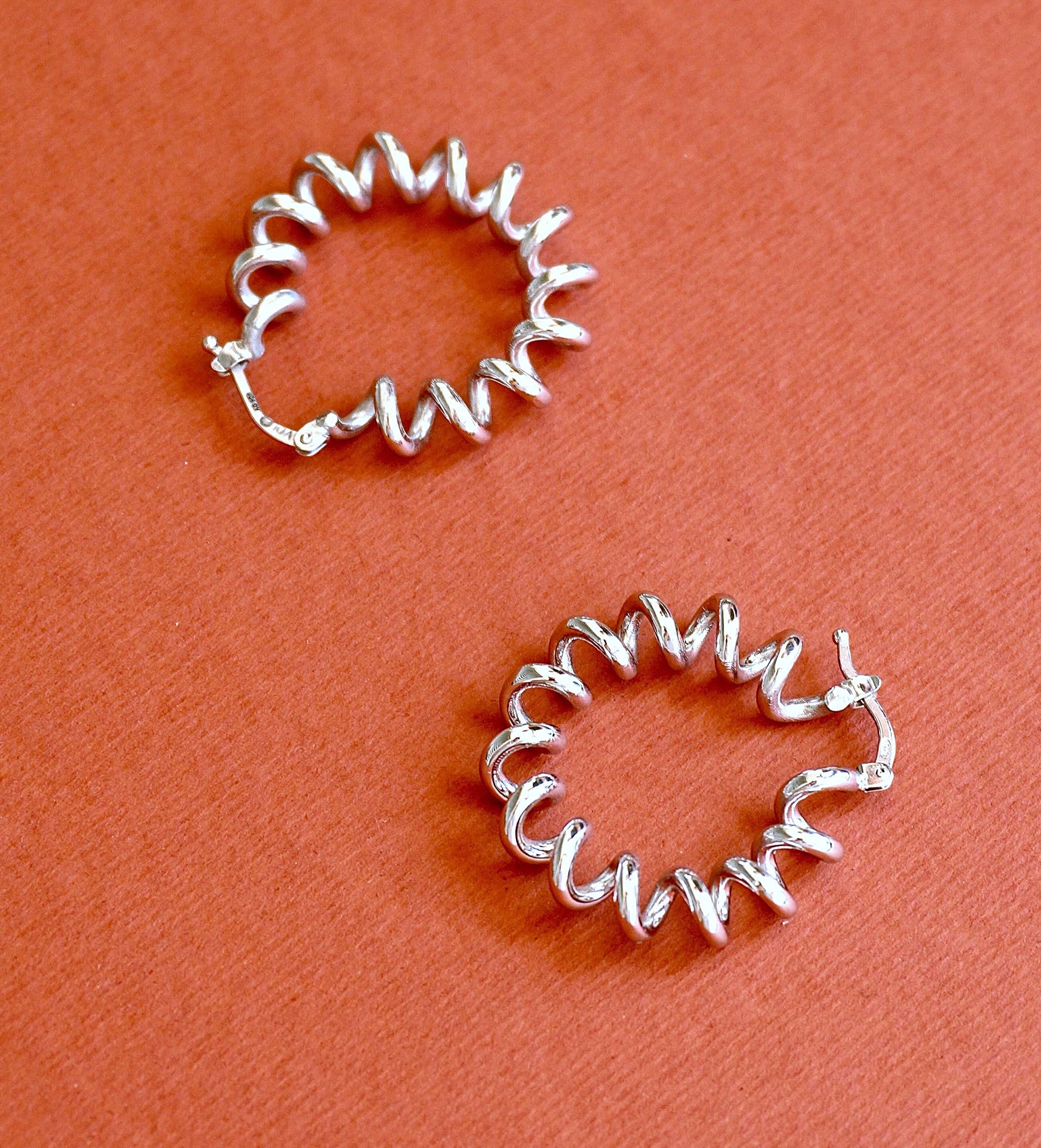 SPIRA Molla Silver Hoop Ohrringe 3cm von V Design Lab