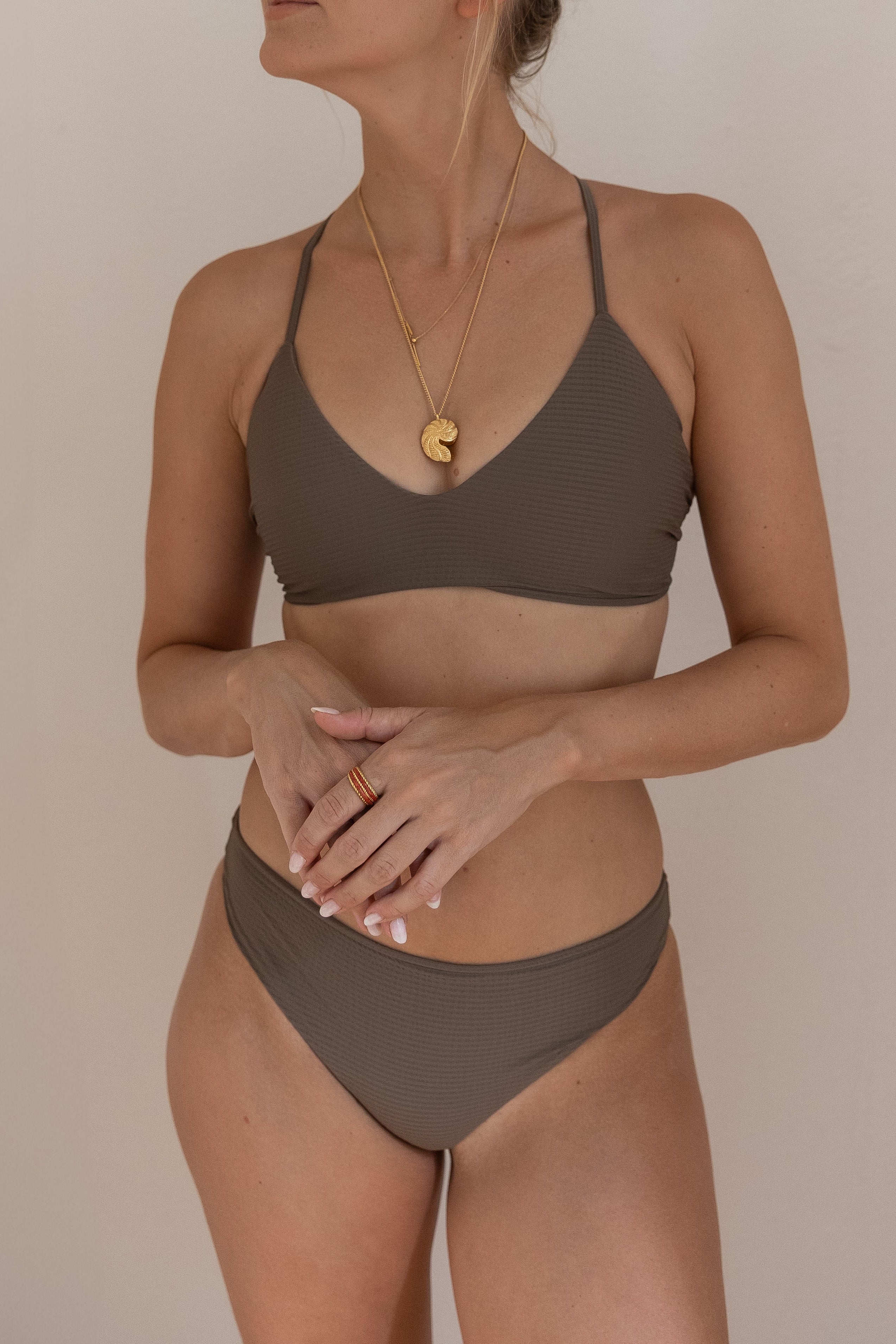 Bas de bikini marron KALIMERA en polyamide recyclé par Pura Clothing 