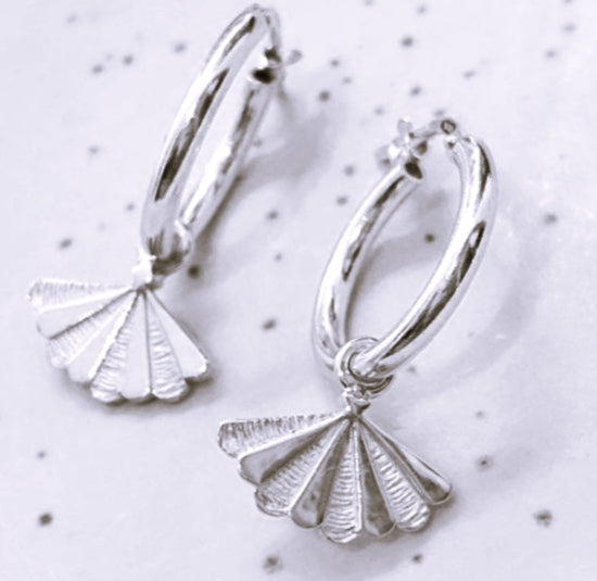 SANTIAGO Mini Creolen mit Muschelanhänger - 16mm von V Design Lab