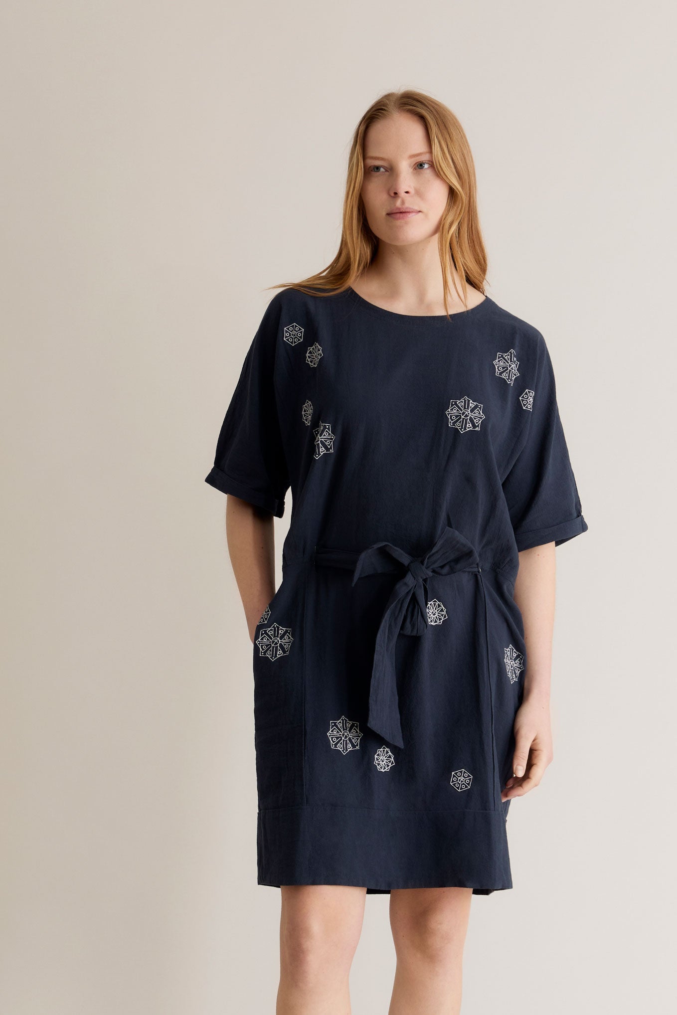 Dunkelblaues Kleid AKINA aus 100% Bio-Baumwolle von Komodo