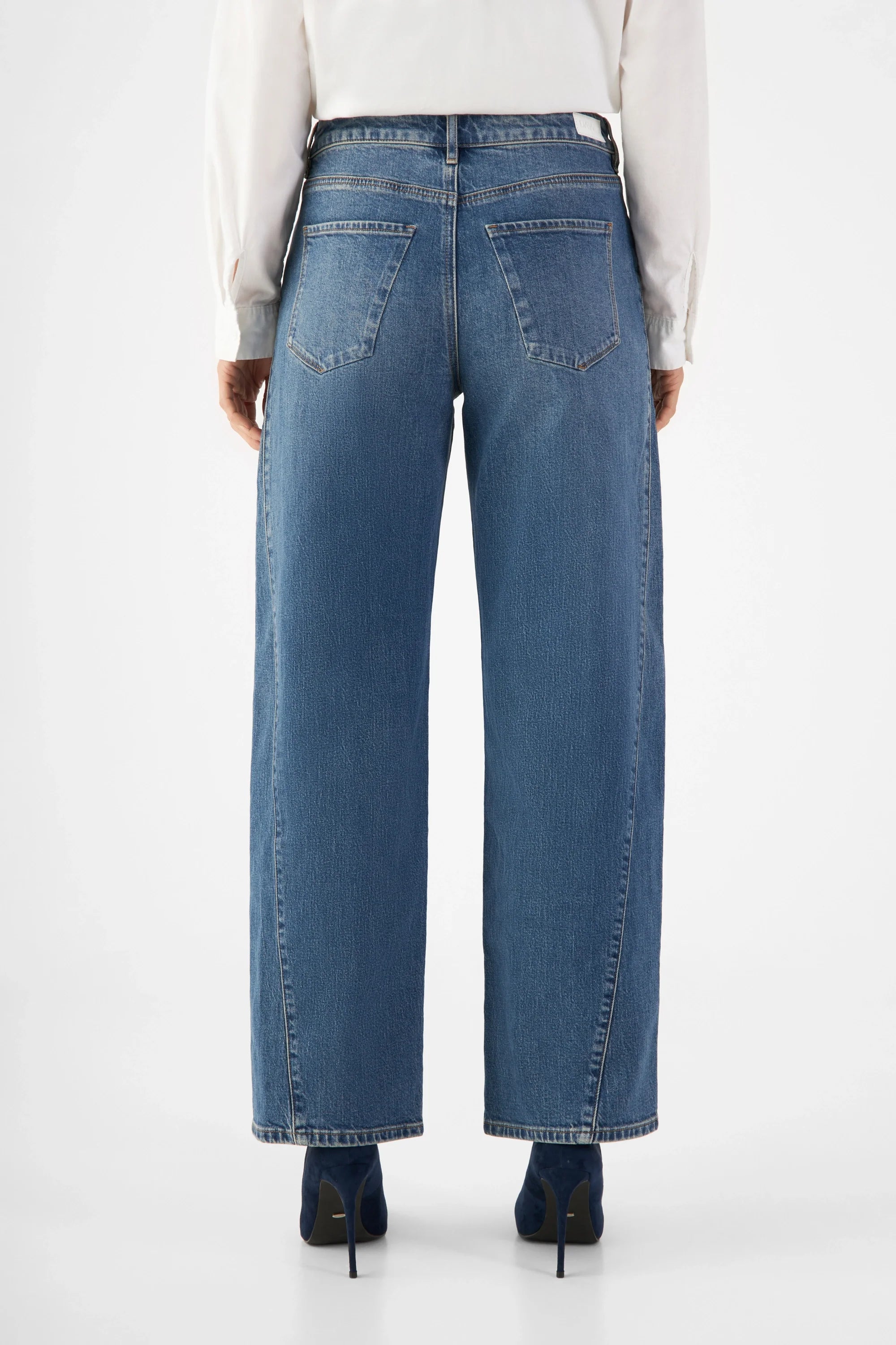 Hellblaue Jeans Ash Barrel Leg Cutline aus Bio-Baumwolle von Dawn Denim