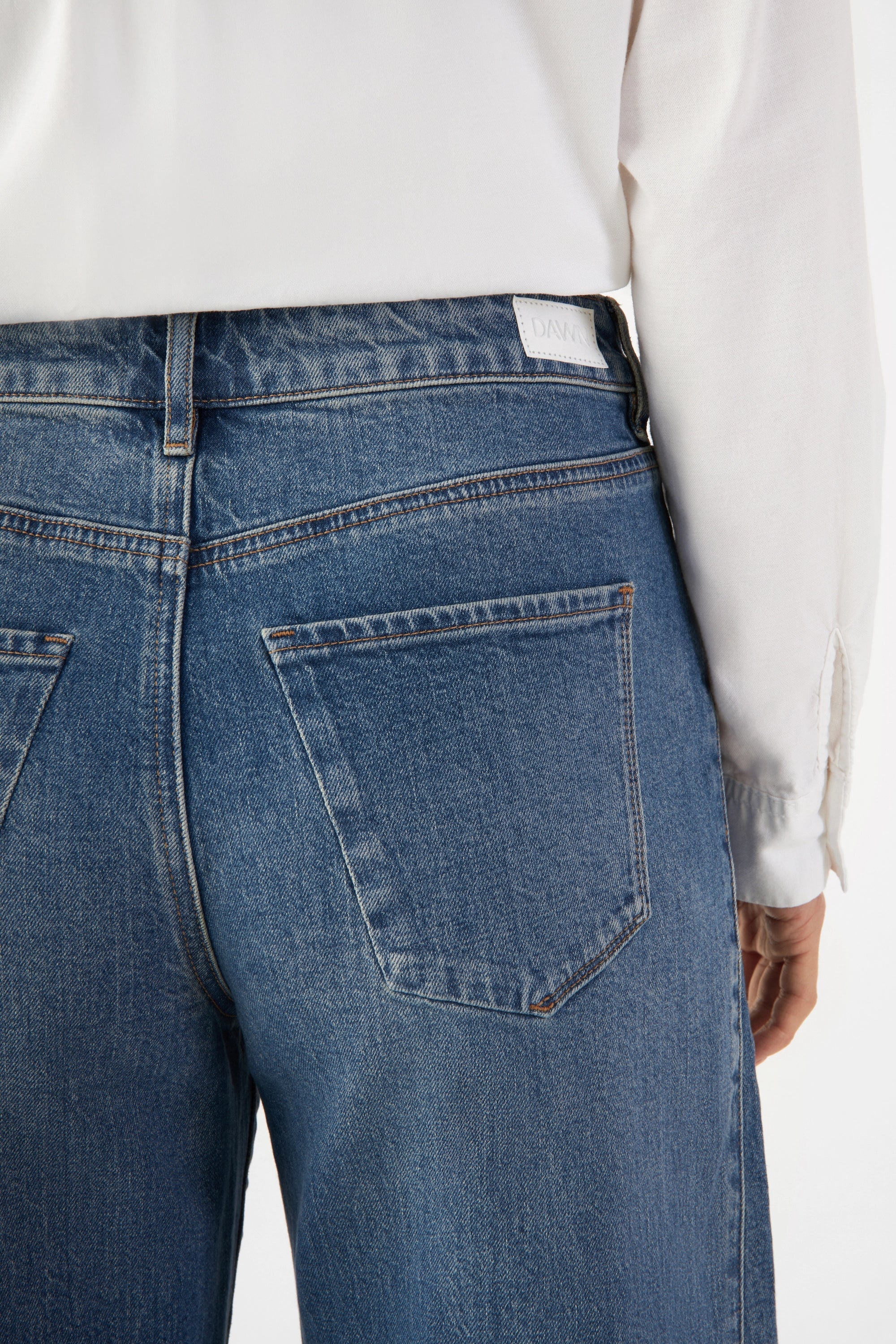 Hellblaue Jeans Ash Barrel Leg Cutline aus Bio-Baumwolle von Dawn Denim