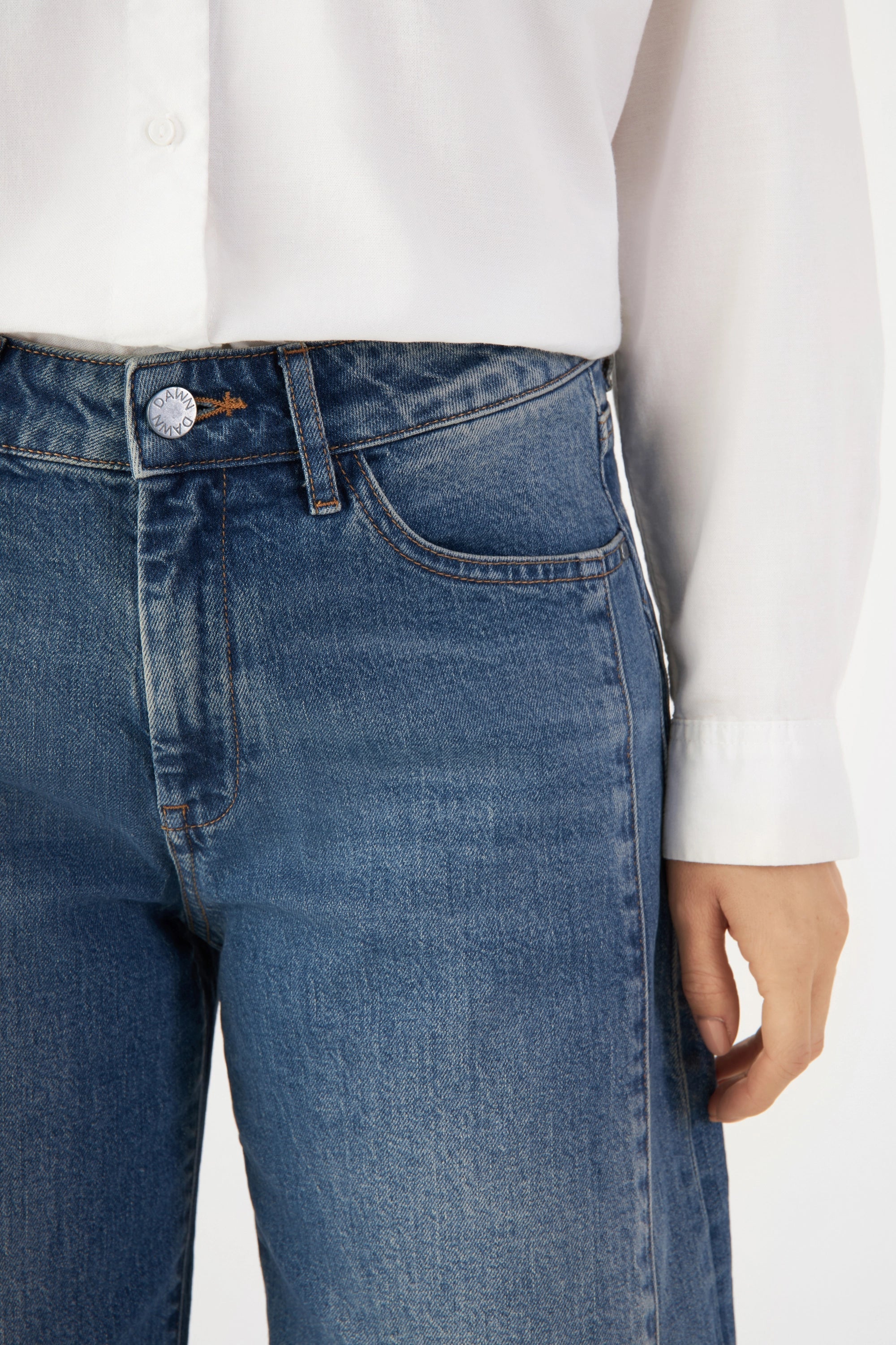 Hellblaue Jeans Ash Barrel Leg Cutline aus Bio-Baumwolle von Dawn Denim