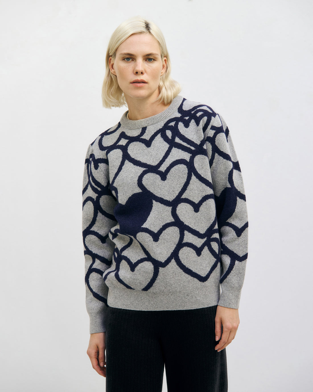 Hellgrauer Strick-Pullover Affection aus recycelter Wolle von Rotholz