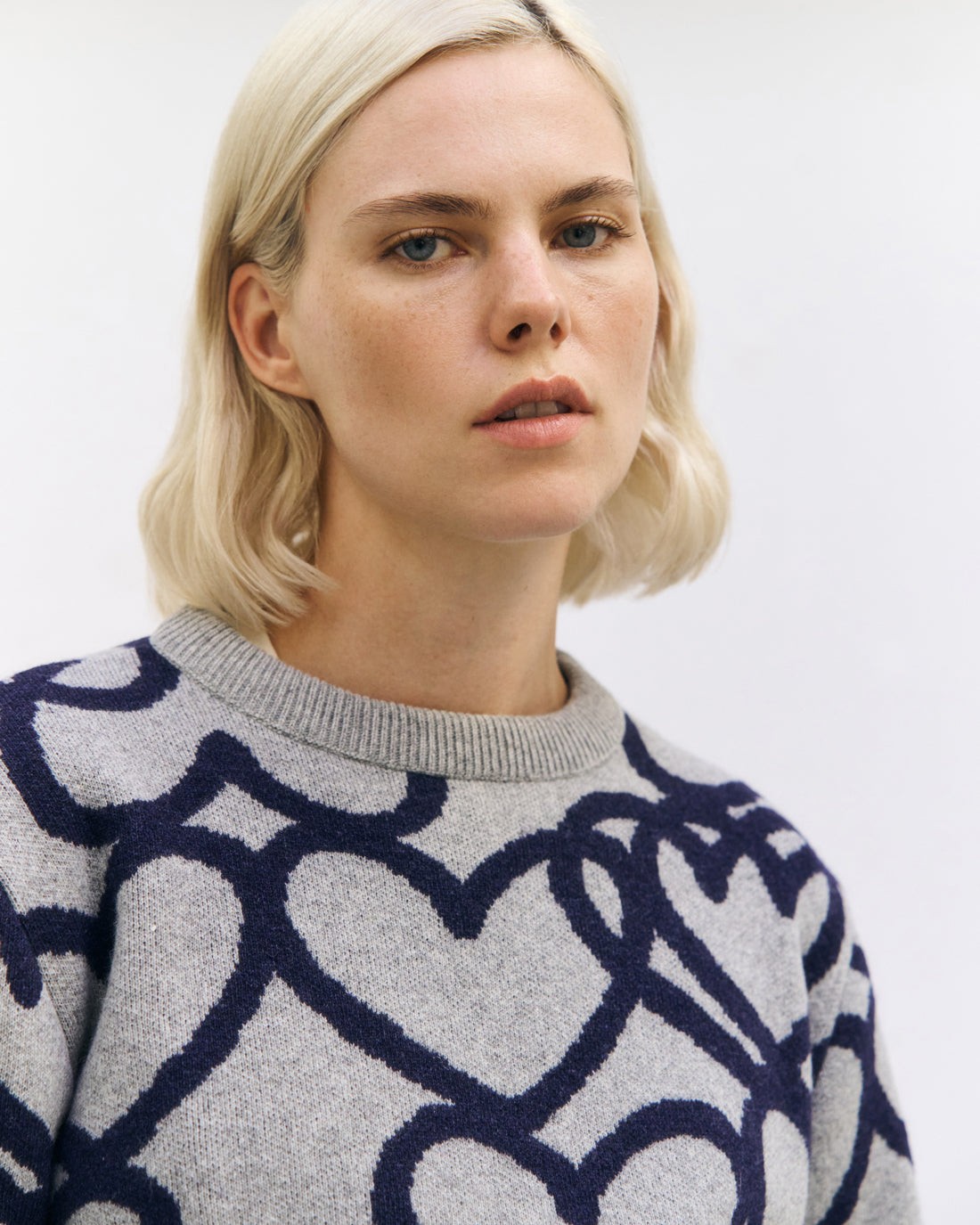 Hellgrauer Strick-Pullover Affection aus recycelter Wolle von Rotholz