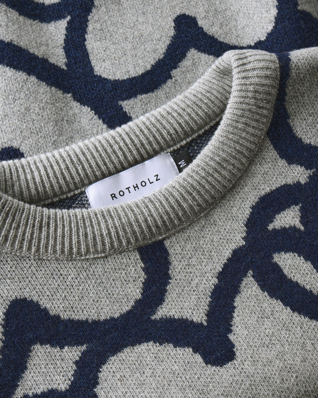 Hellgrauer Strick-Pullover Affection aus recycelter Wolle von Rotholz