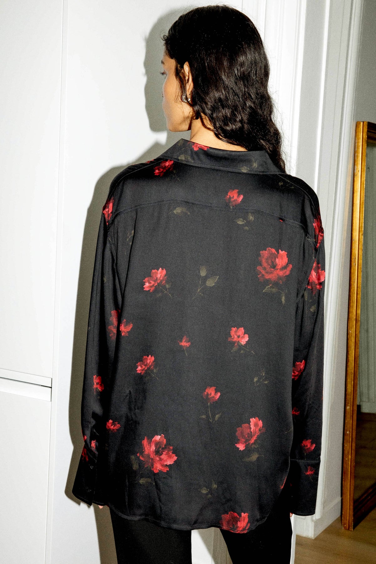Chemise noire Kauri oversize en 100 % viscose ECOVERO™ d'Avani