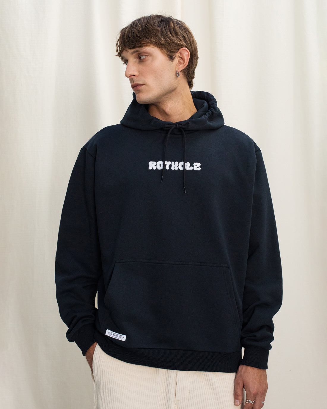 Schwarzer Hoodie Logo aus 100% Bio-Baumwolle von Rotholz
