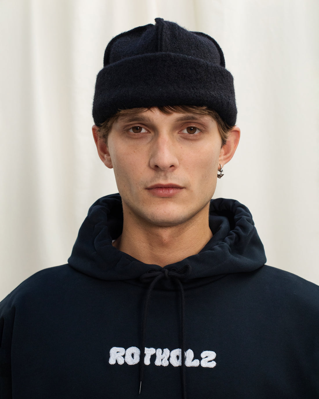 Schwarzer Hoodie Logo aus 100% Bio-Baumwolle von Rotholz