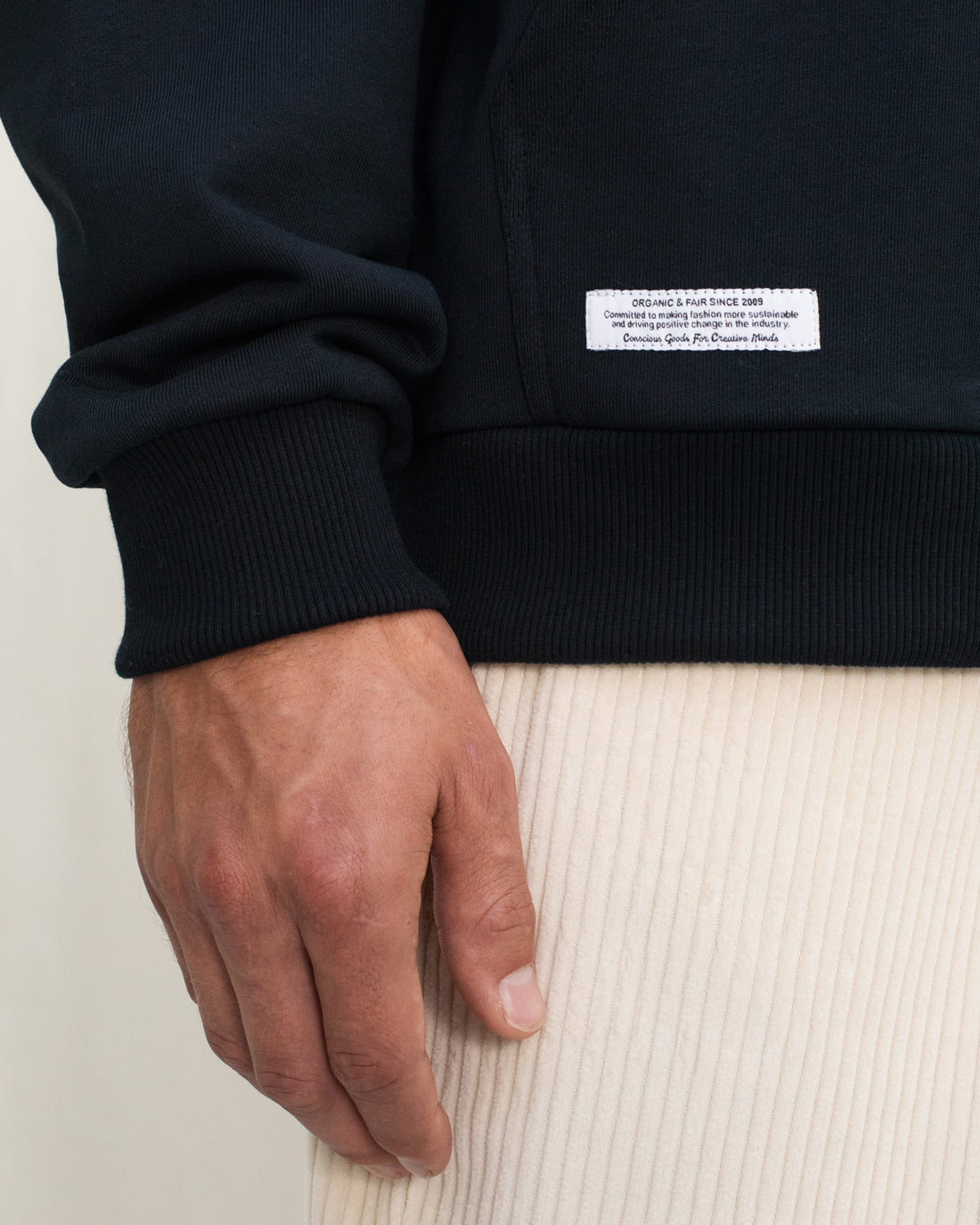 Schwarzer Hoodie Logo aus 100% Bio-Baumwolle von Rotholz