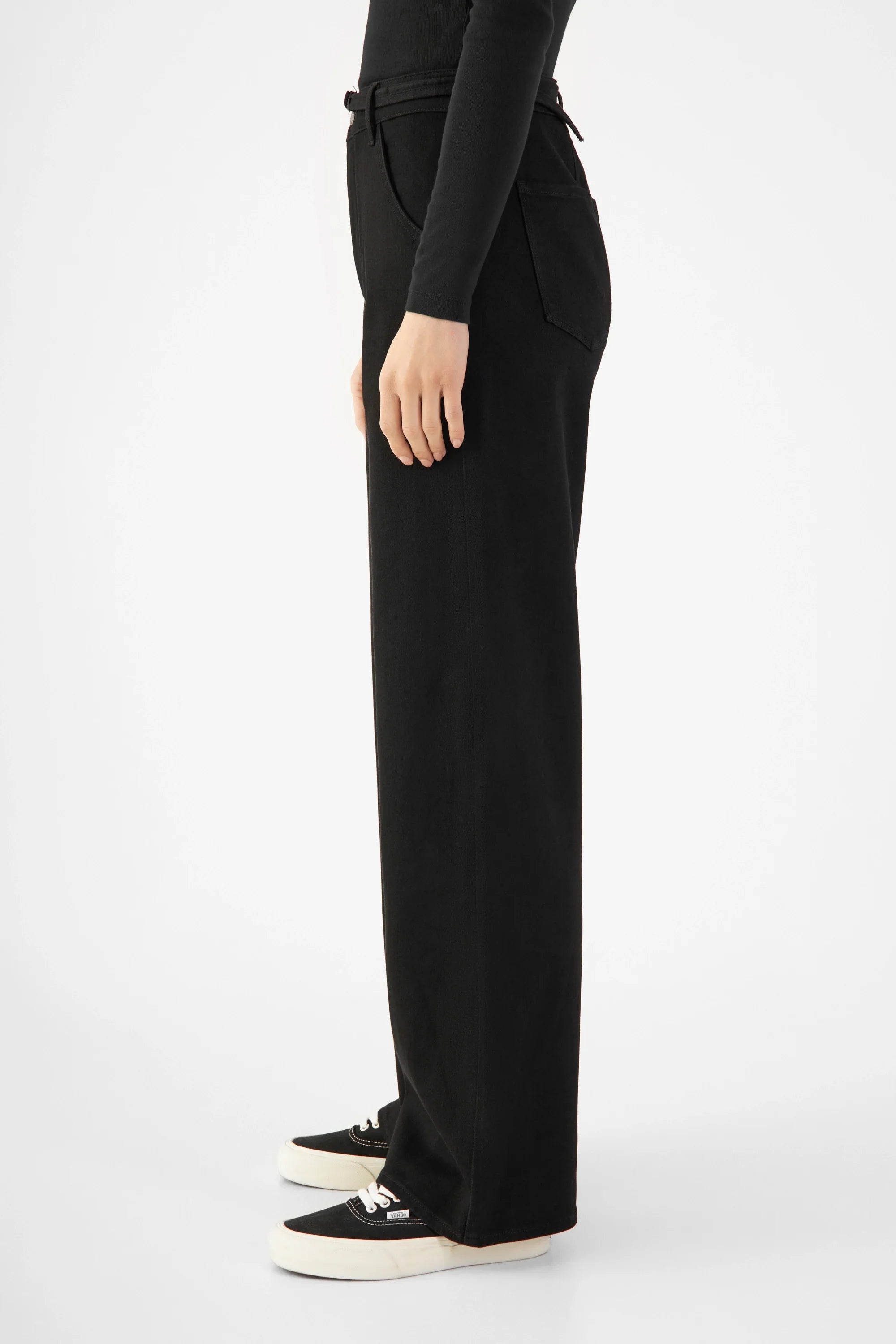 Schwarze weit geschnitte Jeans Blink Barrel aus Bio-Baumwolle von Dawn Denim