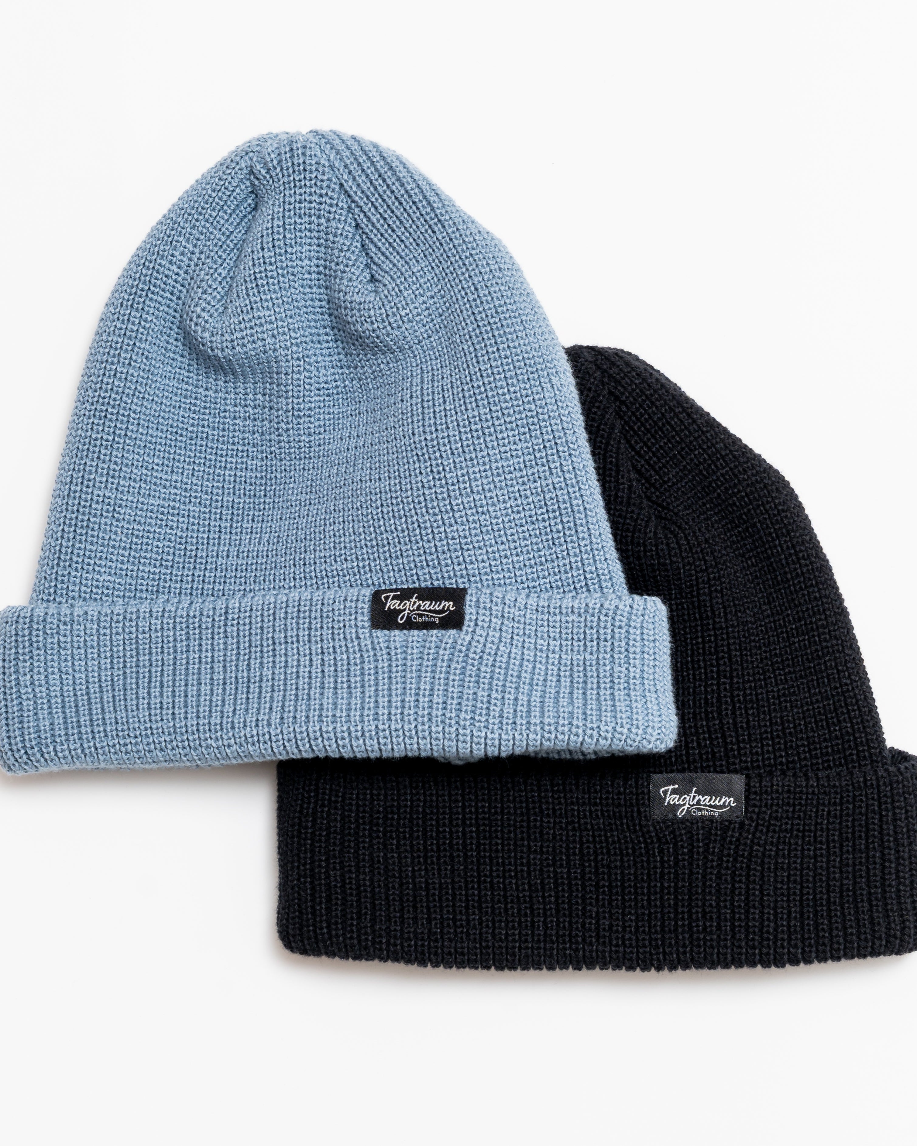 Ein Set aus zwei Beanies in den arben Schwarz und Blau. Aus 100% Bio-Baumwolle gefertigt. Individuell tragbar. Perfekt für kalte Wintertage, aber auch für Frühlings- und Herbstwetter als Hipster Beanie tragbar. 