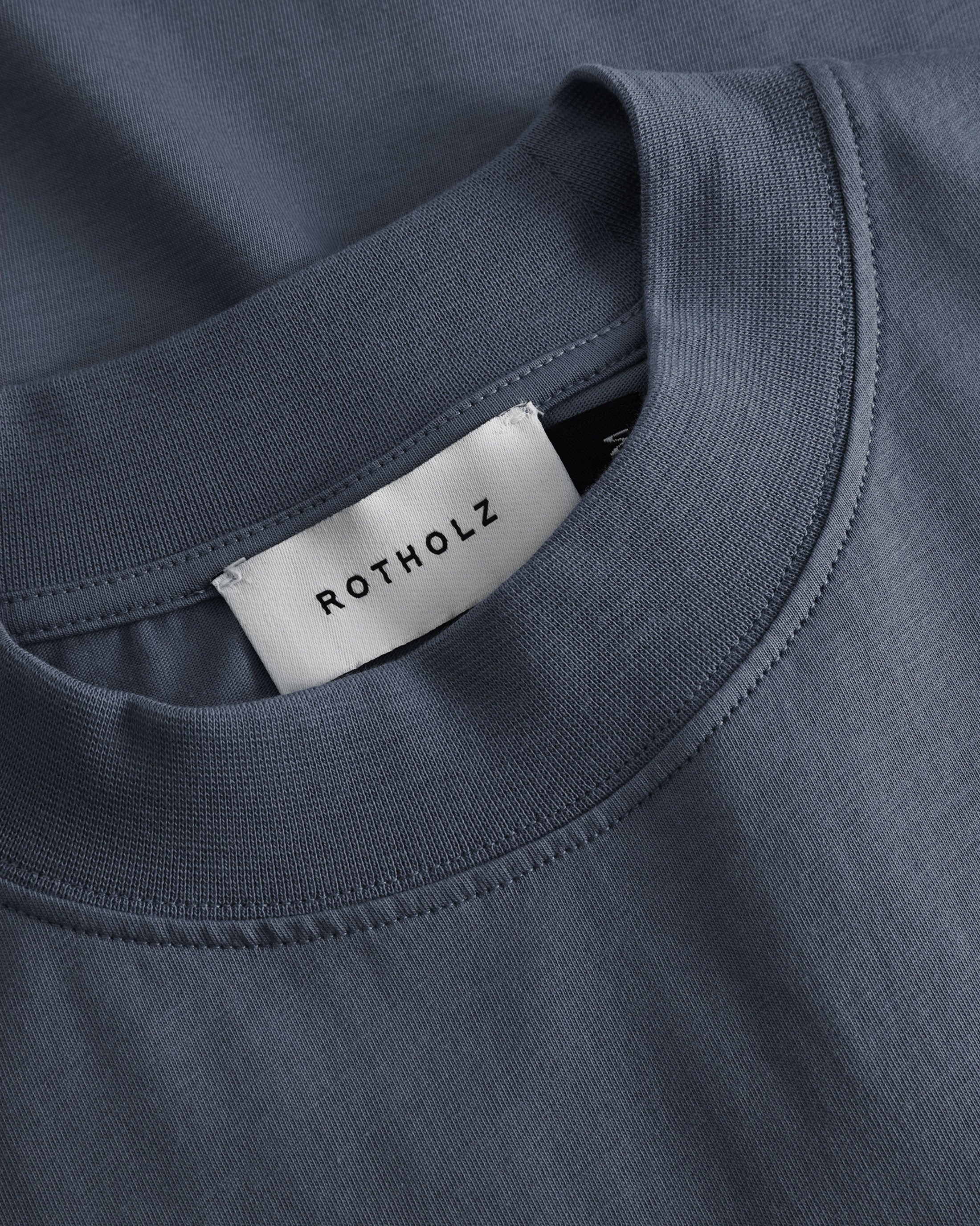 Blaues T-Shirt mit breitem Kragen aus 100% Bio-Baumwolle von Rotholz