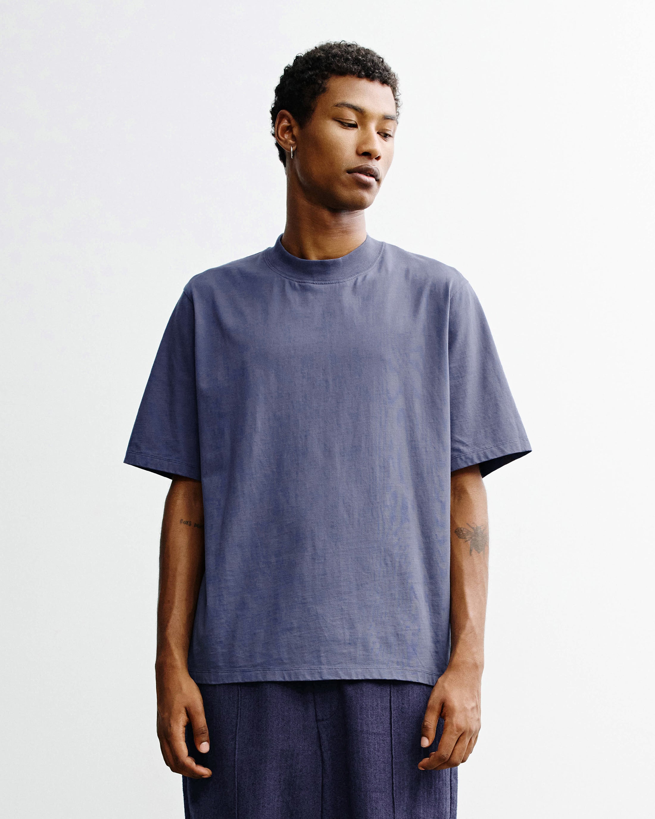 Blaues T-Shirt mit breitem Kragen aus 100% Bio-Baumwolle von Rotholz