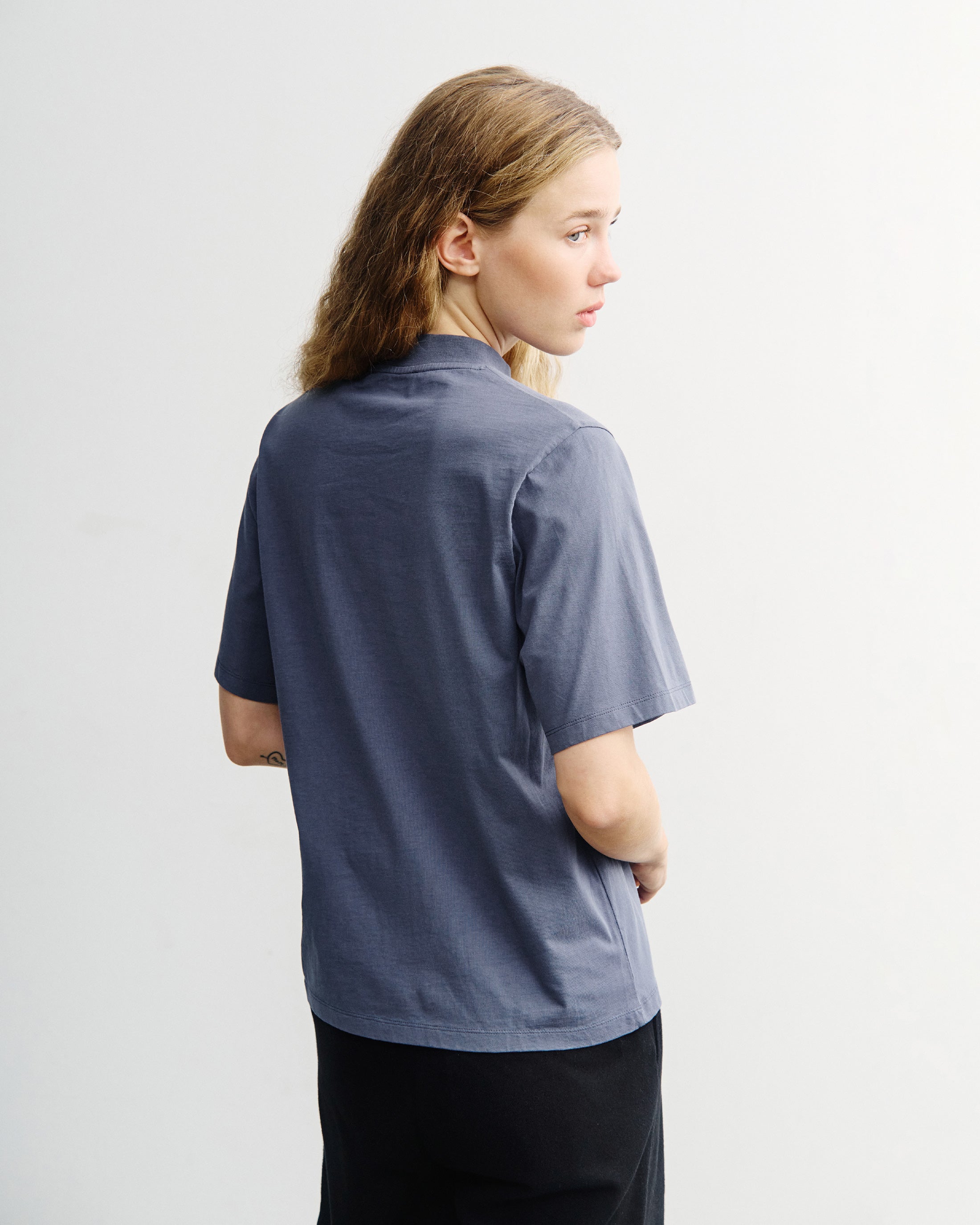 Blaues T-Shirt mit breitem Kragen aus 100% Bio-Baumwolle von Rotholz