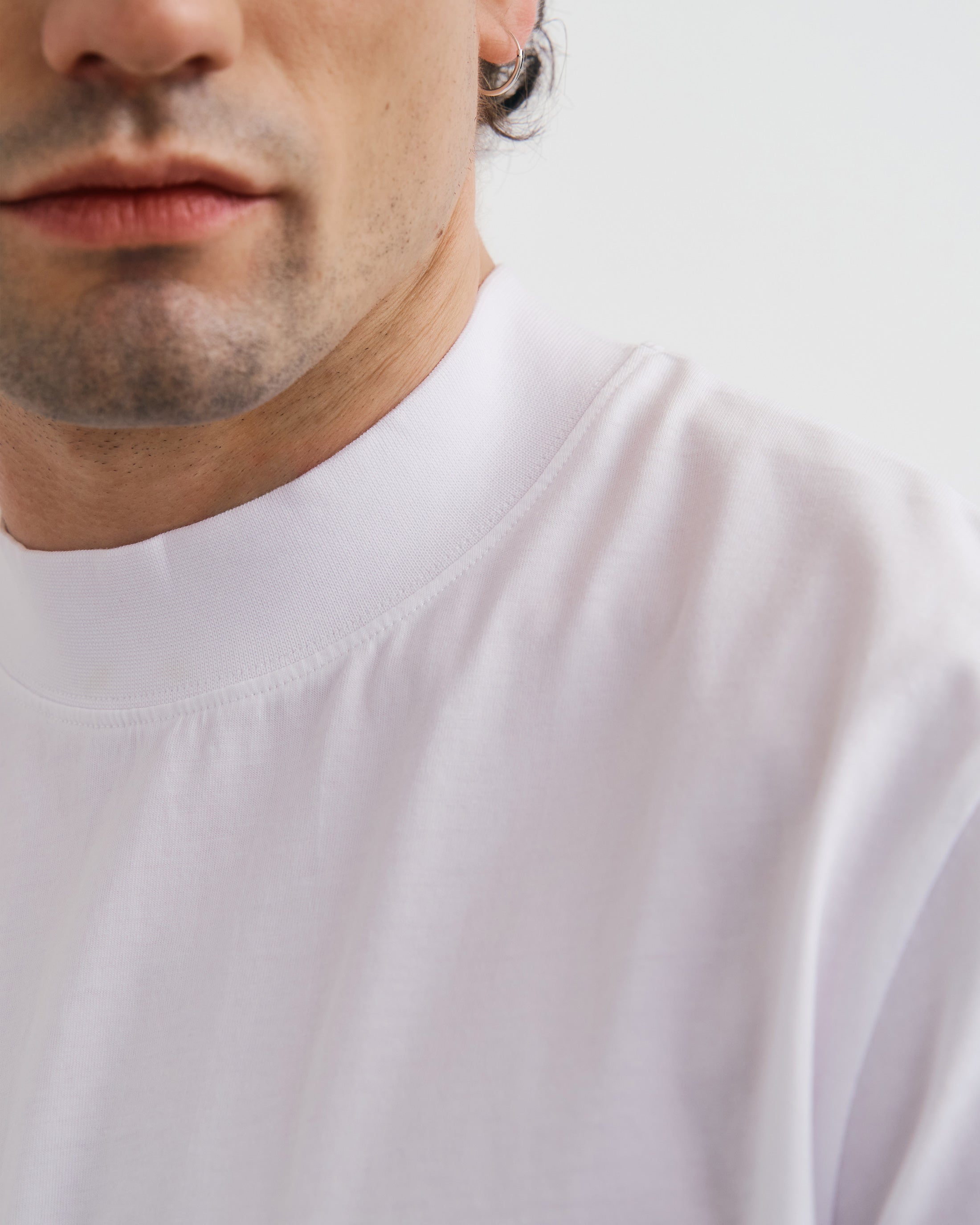 Weisses T-Shirt mit breitem Kragen aus 100% Bio-Baumwolle von Rotholz