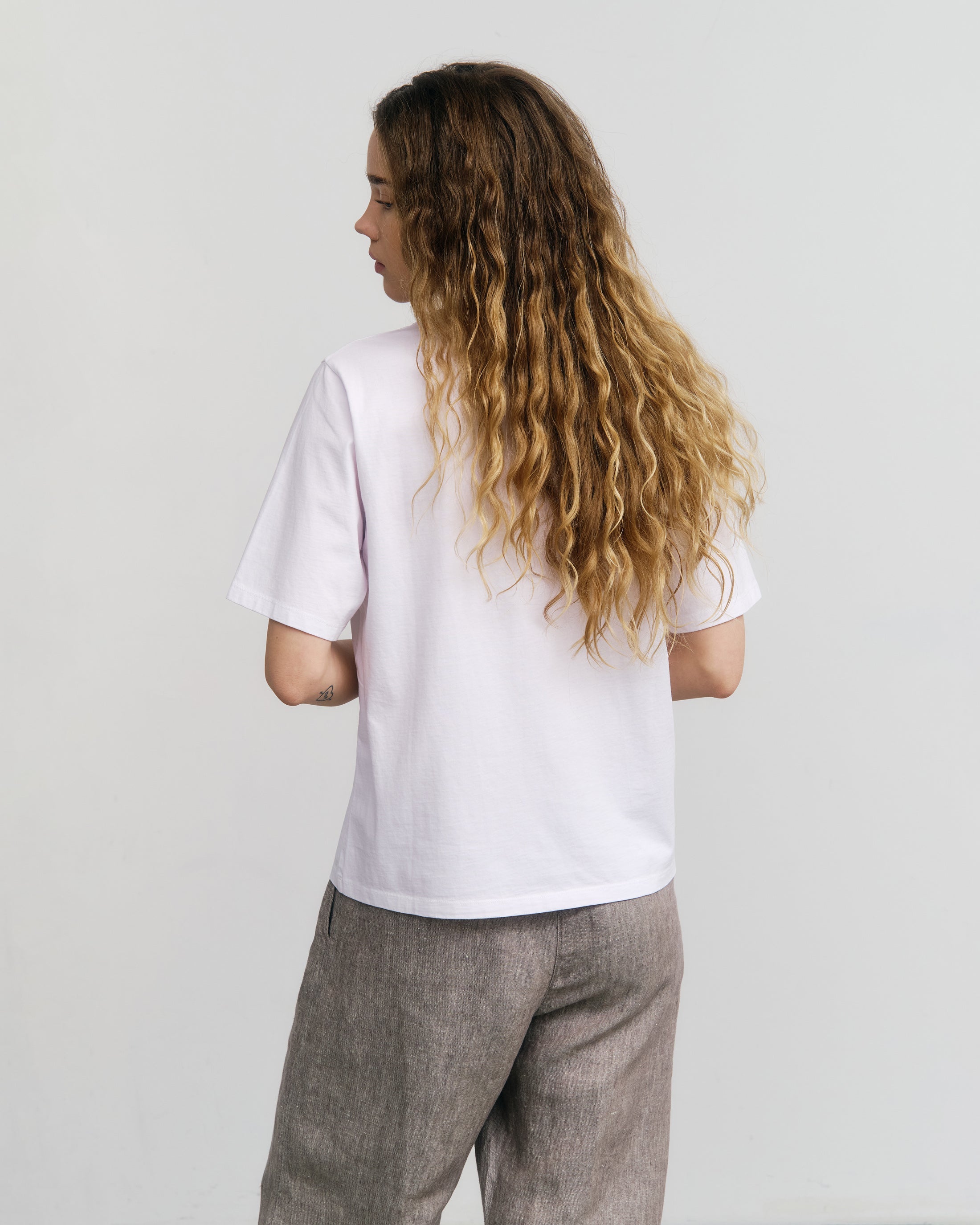 Weisses T-Shirt mit breitem Kragen aus 100% Bio-Baumwolle von Rotholz