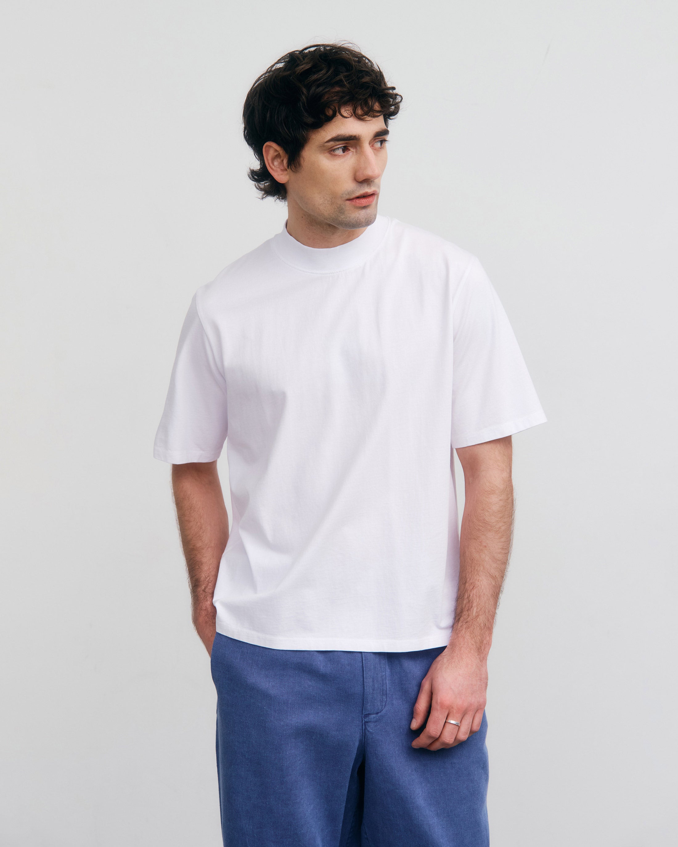 Weisses T-Shirt mit breitem Kragen aus 100% Bio-Baumwolle von Rotholz