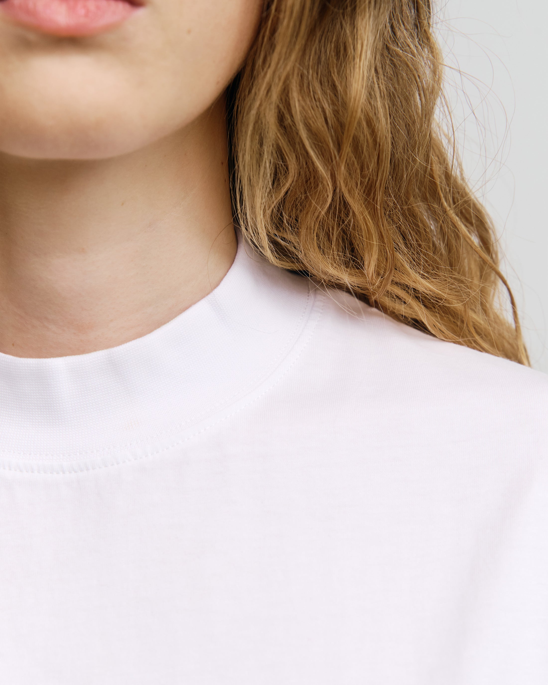 Weisses T-Shirt mit breitem Kragen aus 100% Bio-Baumwolle von Rotholz