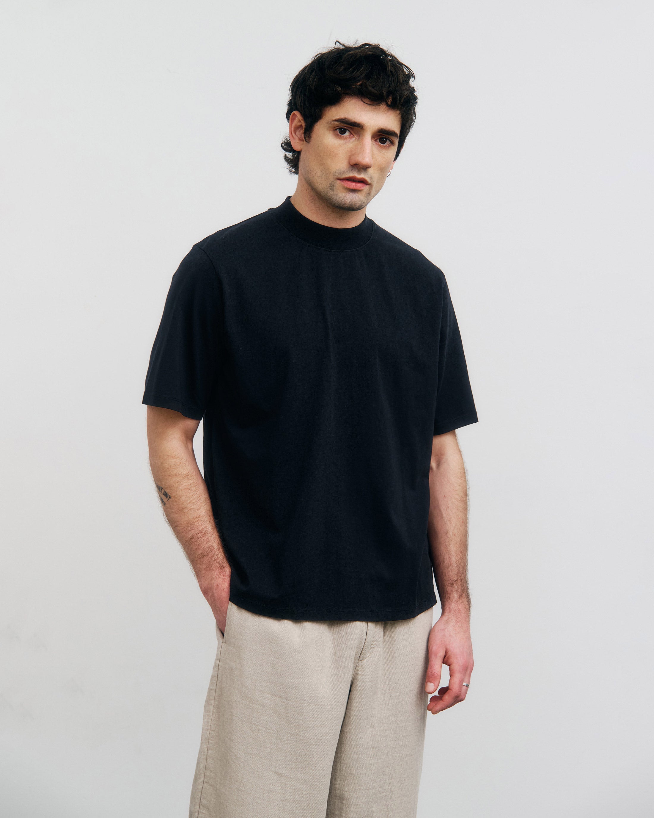 Schwarzes T-Shirt mit breitem Kragen aus 100% Bio-Baumwolle von Rotholz