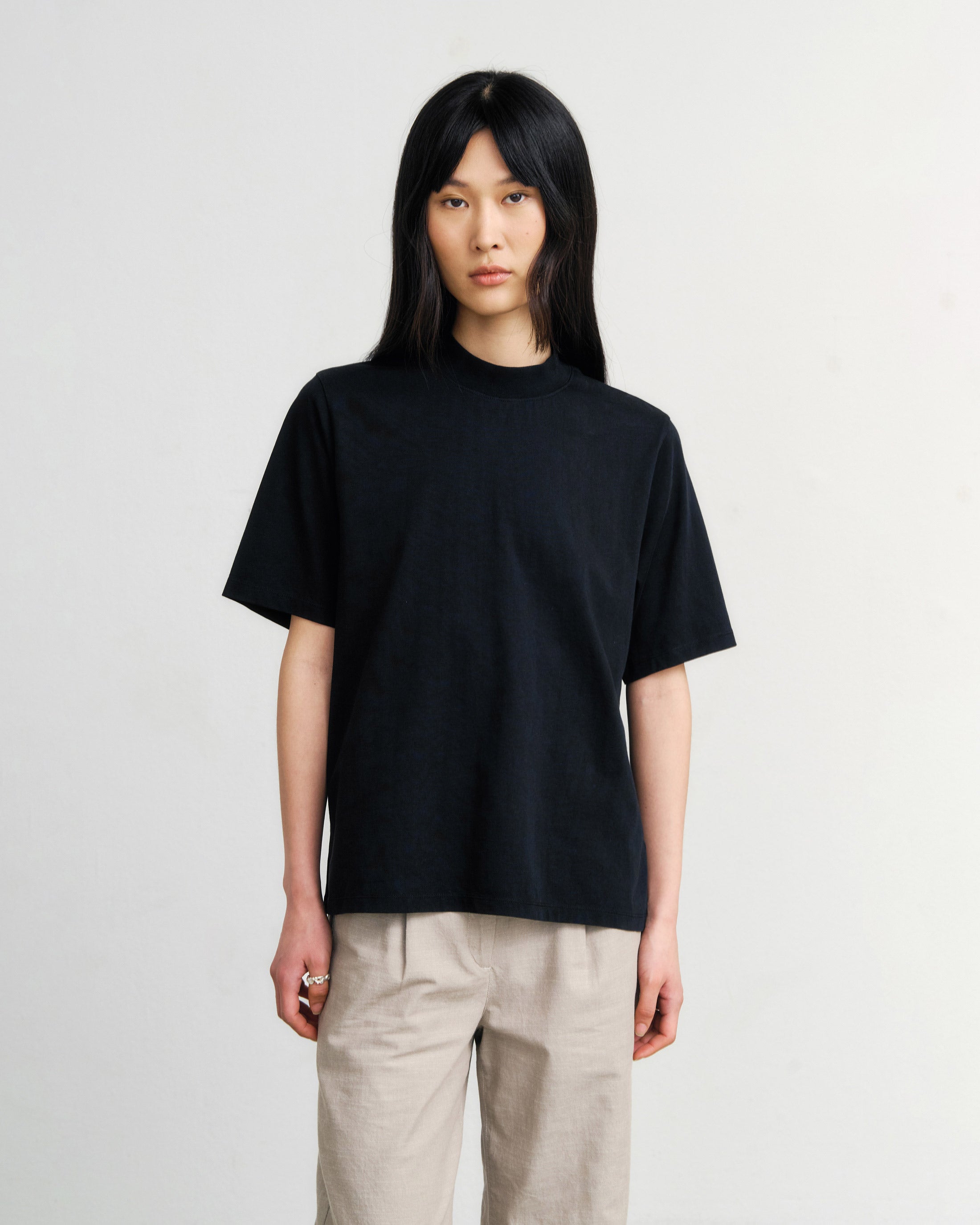 Schwarzes T-Shirt mit breitem Kragen aus 100% Bio-Baumwolle von Rotholz