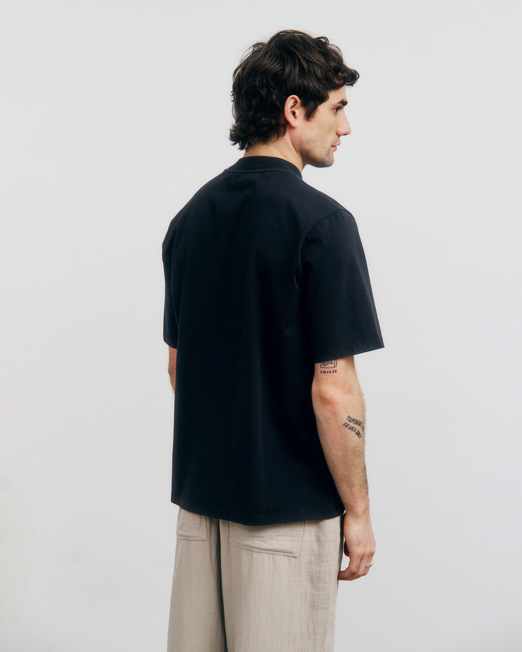 Schwarzes T-Shirt mit breitem Kragen aus 100% Bio-Baumwolle von Rotholz