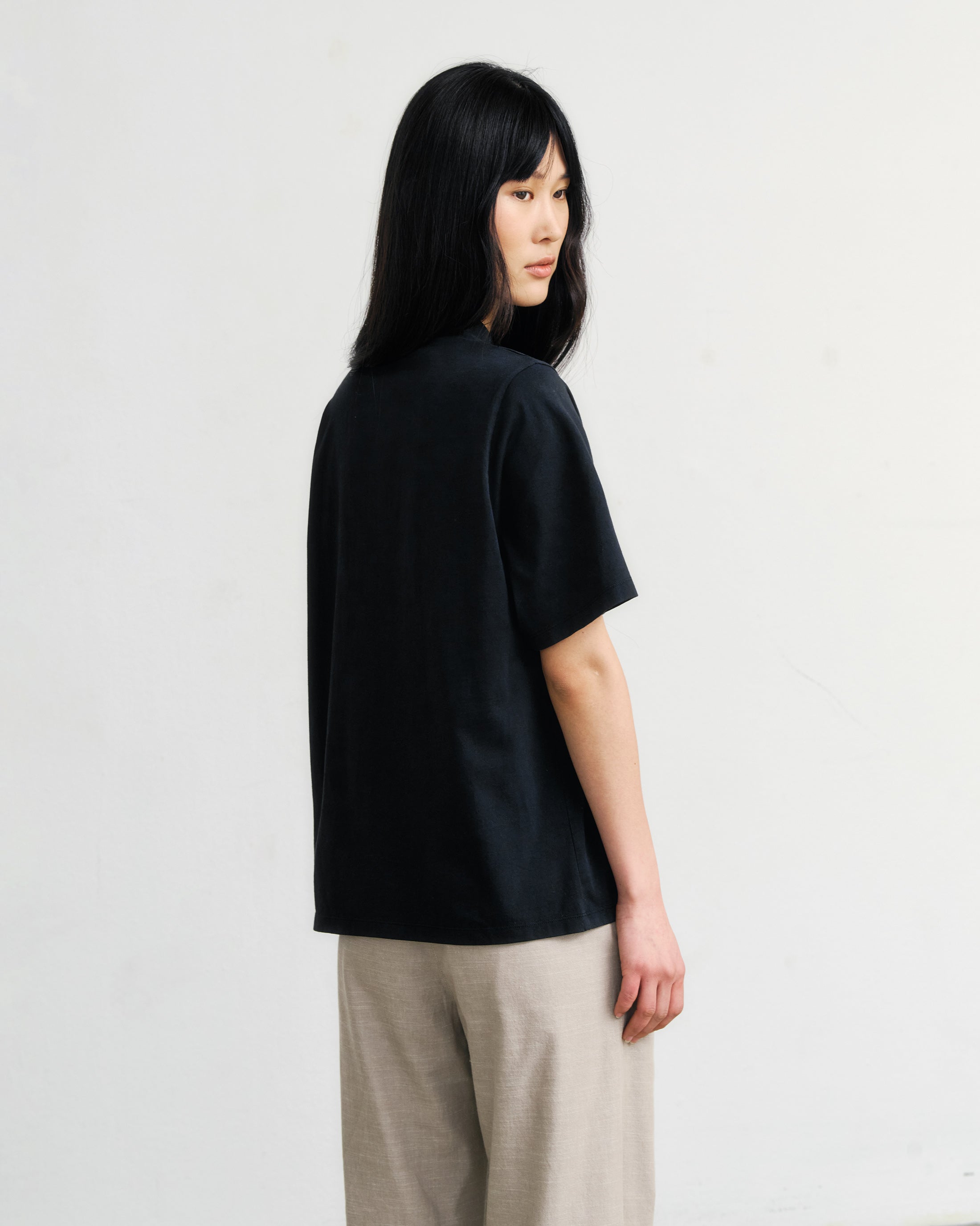 Schwarzes T-Shirt mit breitem Kragen aus 100% Bio-Baumwolle von Rotholz