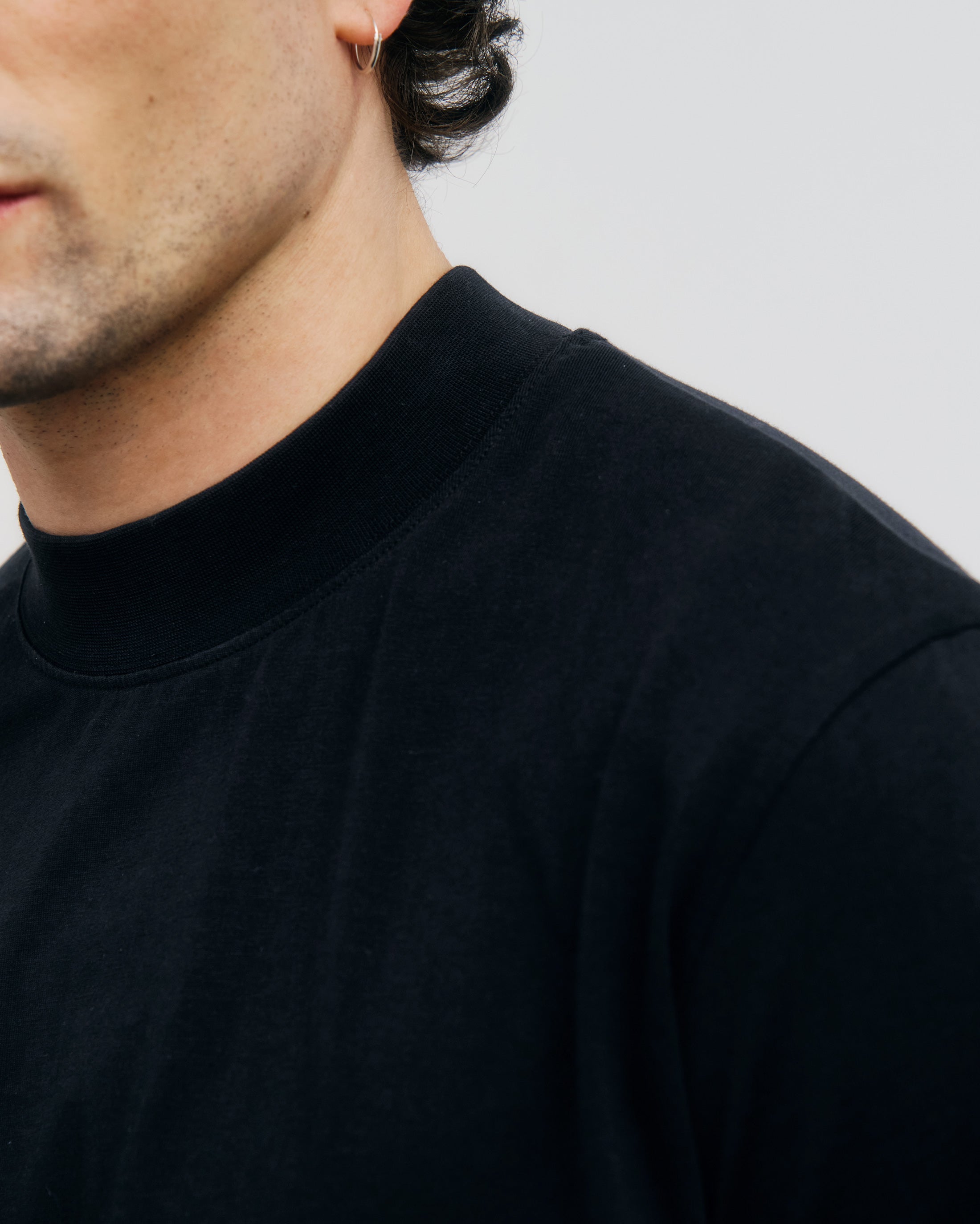 Schwarzes T-Shirt mit breitem Kragen aus 100% Bio-Baumwolle von Rotholz