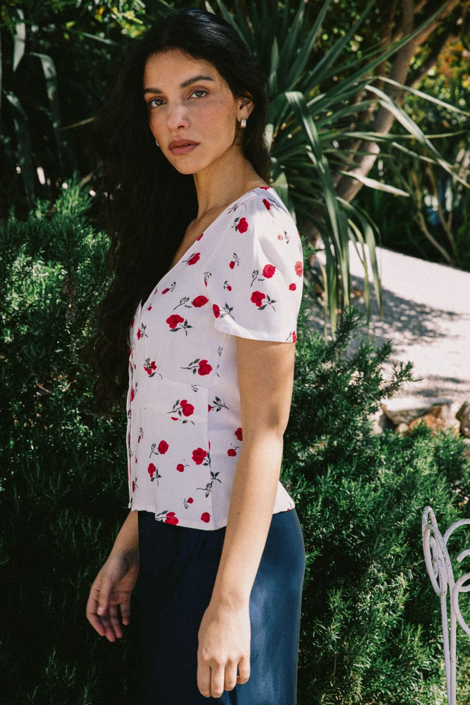 Blouse blanche à fleurs en viscose Ecovero avec décolleté cœur et manches courtes, fabrication française