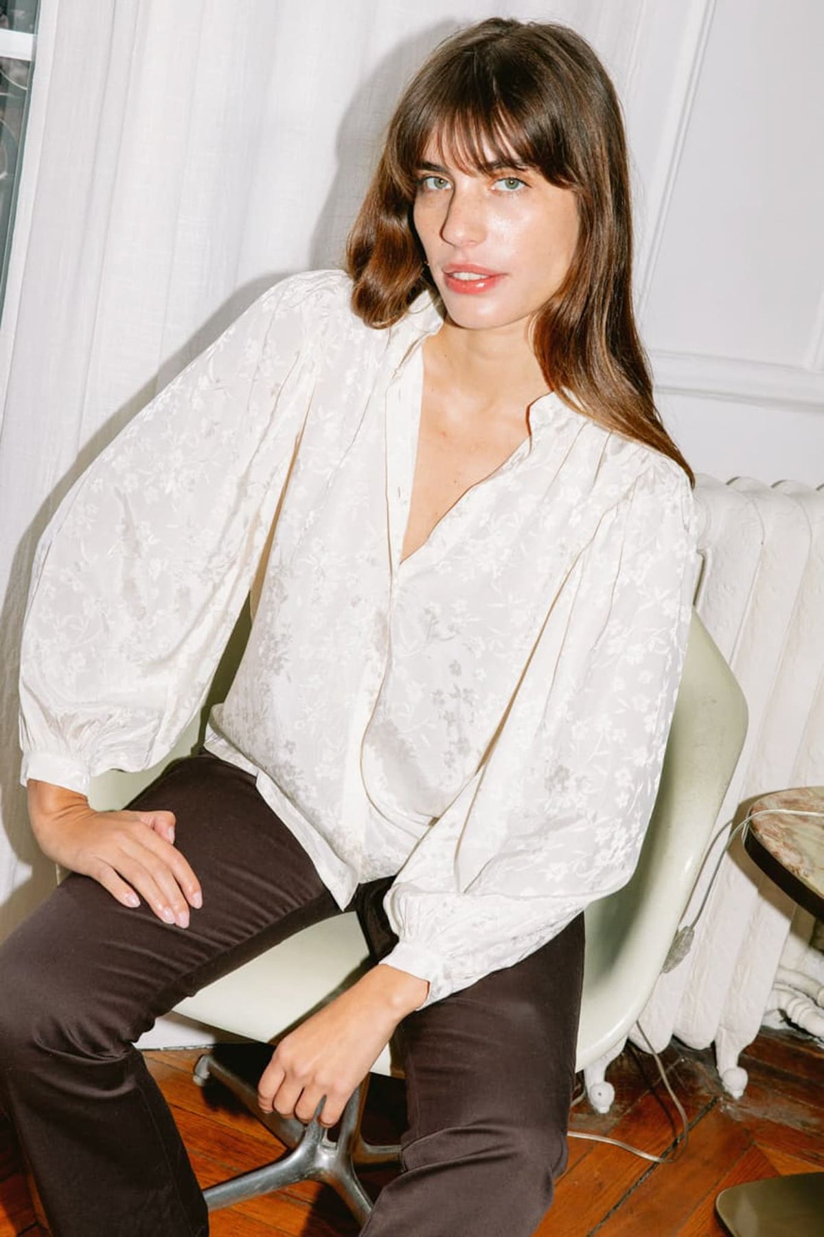 Blouse manches bouffantes en jacquard écrue, tissu fluide et délicat, fabriquée au Portugal