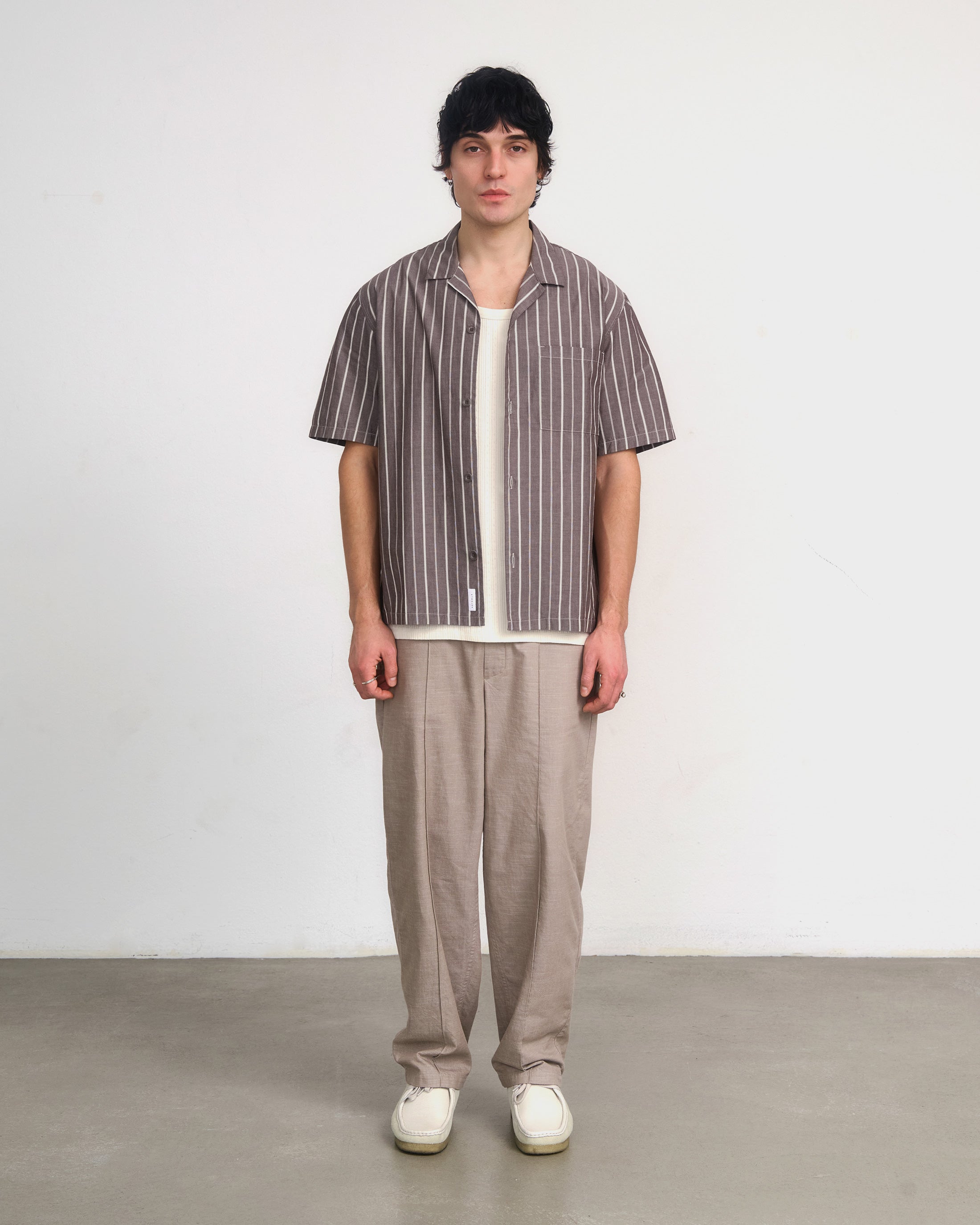 Chemise marron à rayures de type bowling en coton biologique par Rotholz