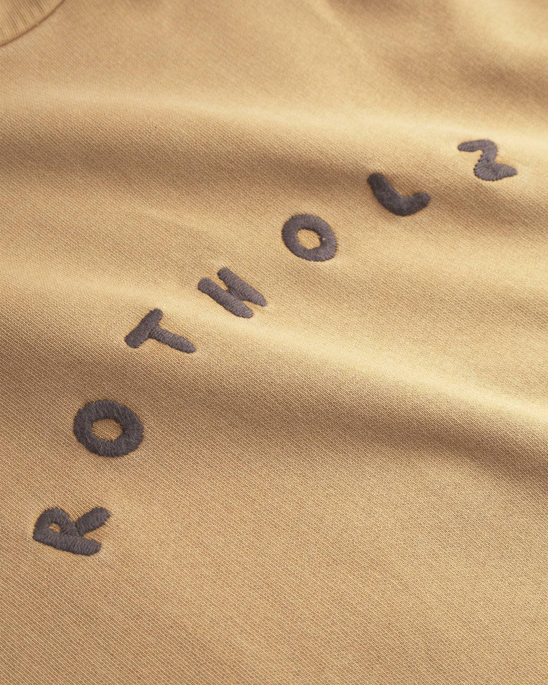 Gelber Pullover Logo aus 100% Bio-Baumwolle von Rotholz