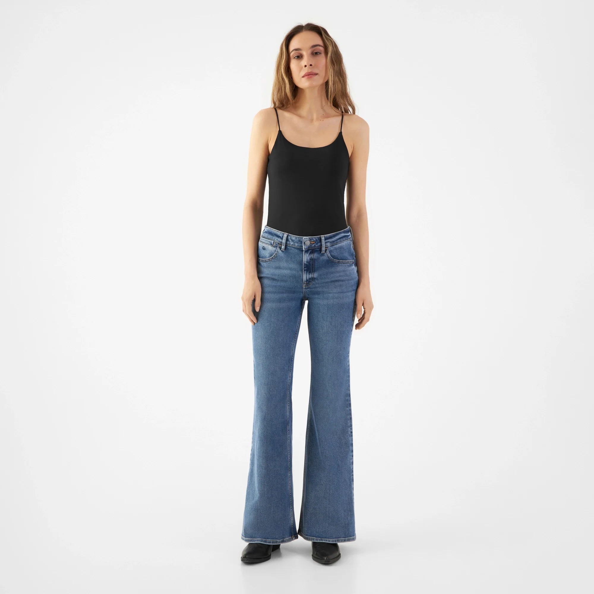 Hellblaue Jeans Celestial Slim Flared aus Lyocell Tencel von Dawn Denim