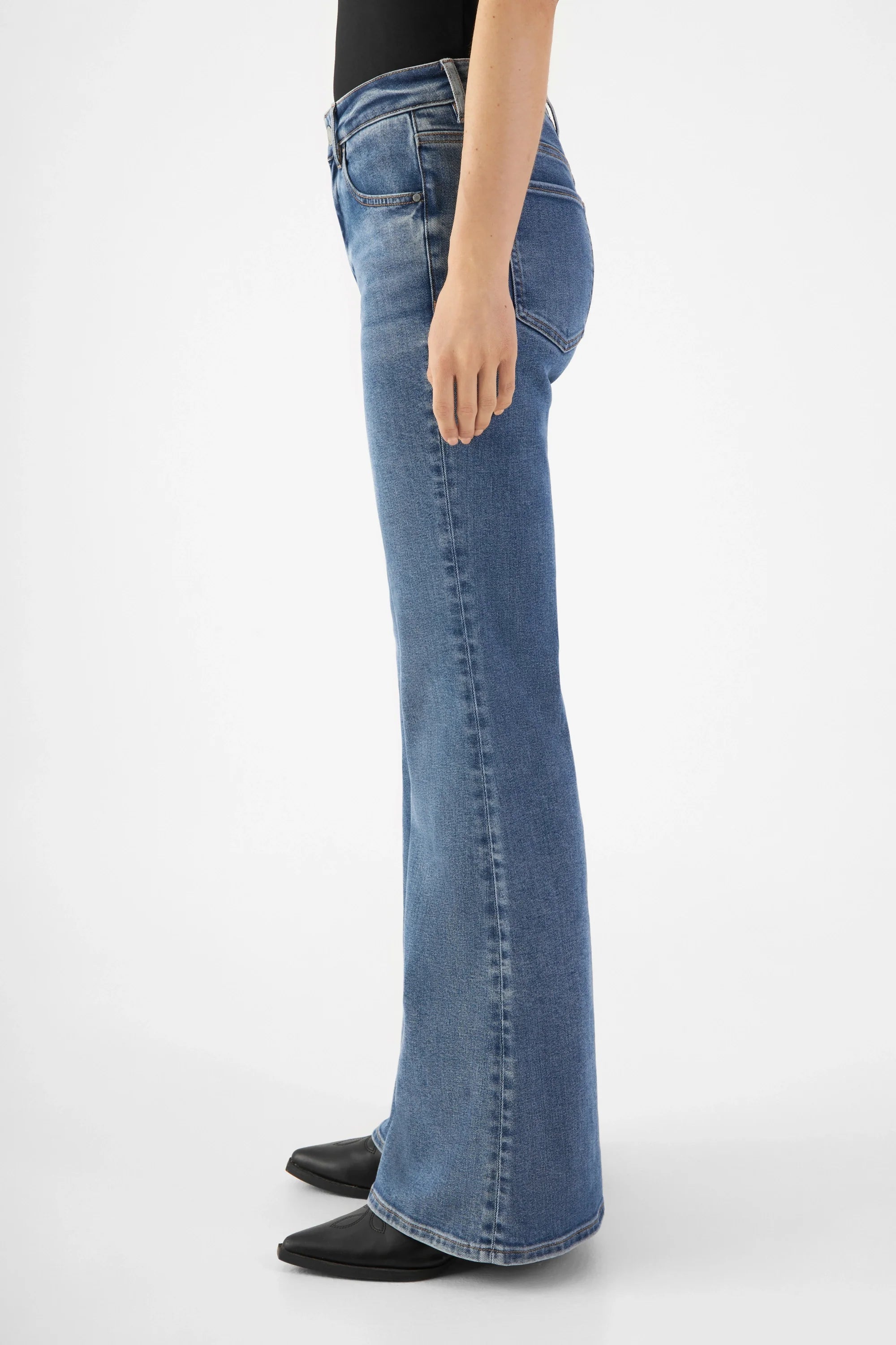 Hellblaue Jeans Celestial Slim Flared aus Lyocell Tencel von Dawn Denim