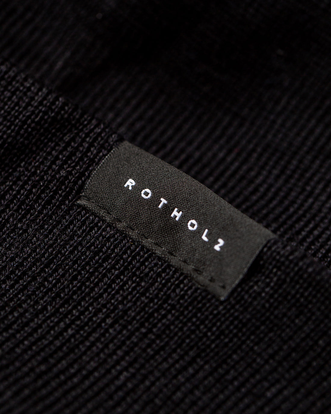 Black classic hat made of 100% organic merino wool by Rotholz