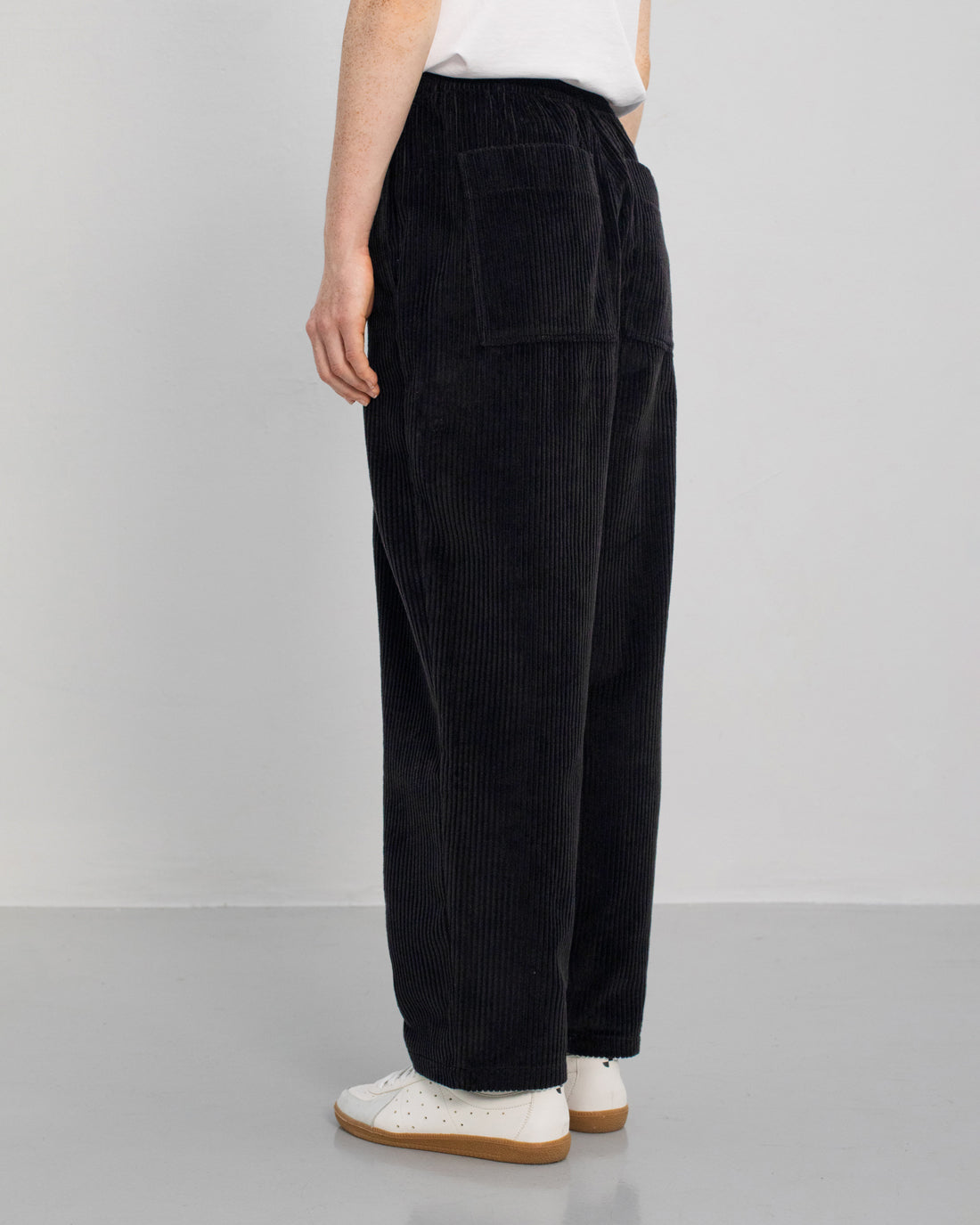 Schwarze weite Cord Hose aus 100% Bio-Baumwolle von Rotholz