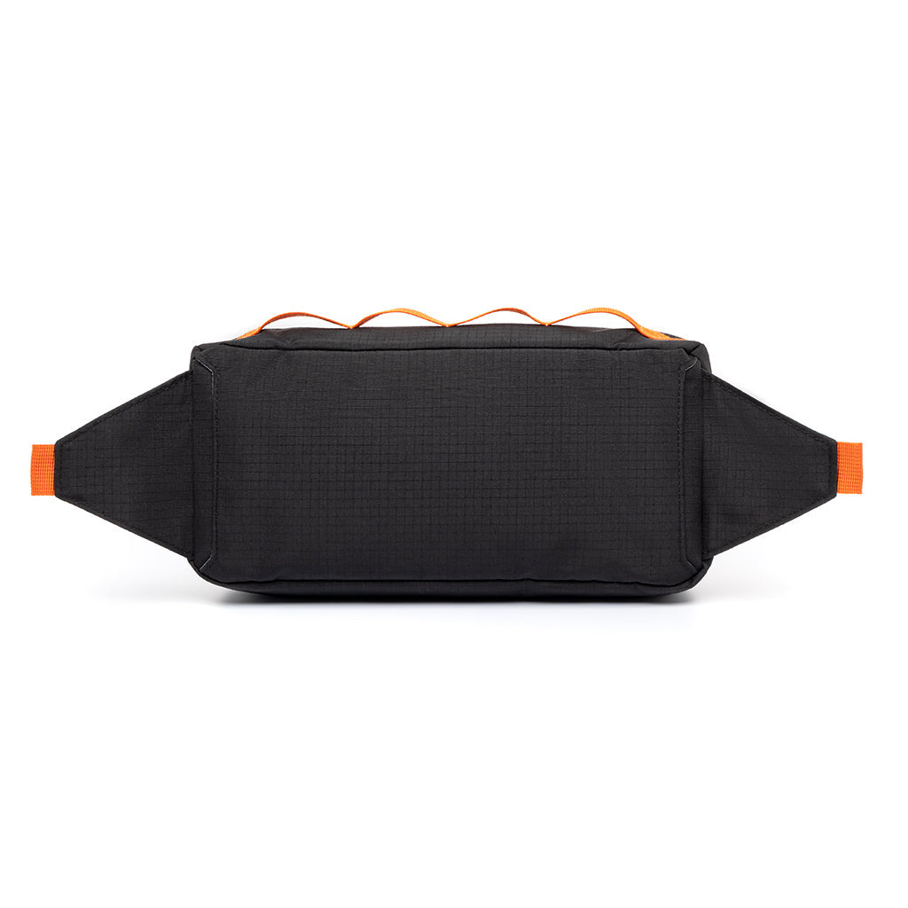 Black Vandra bike bag made from recycled PET from Lefrik