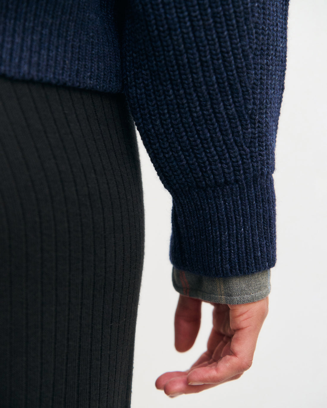Dunkelblauer Strickpullover aus Recycelter Wolle von Rotholz