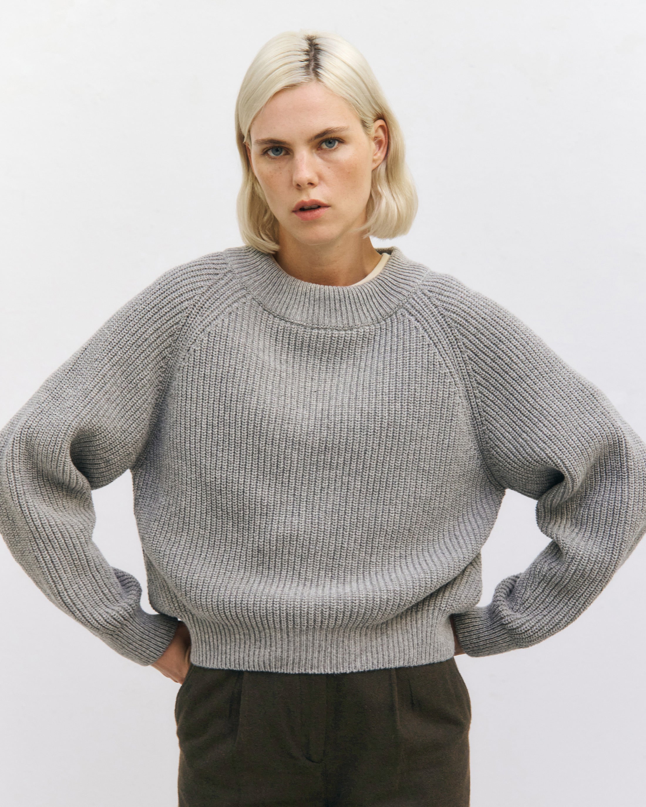 Hellgrauer Kurzer Strickpullover aus Recycelter Wolle von Rotholz