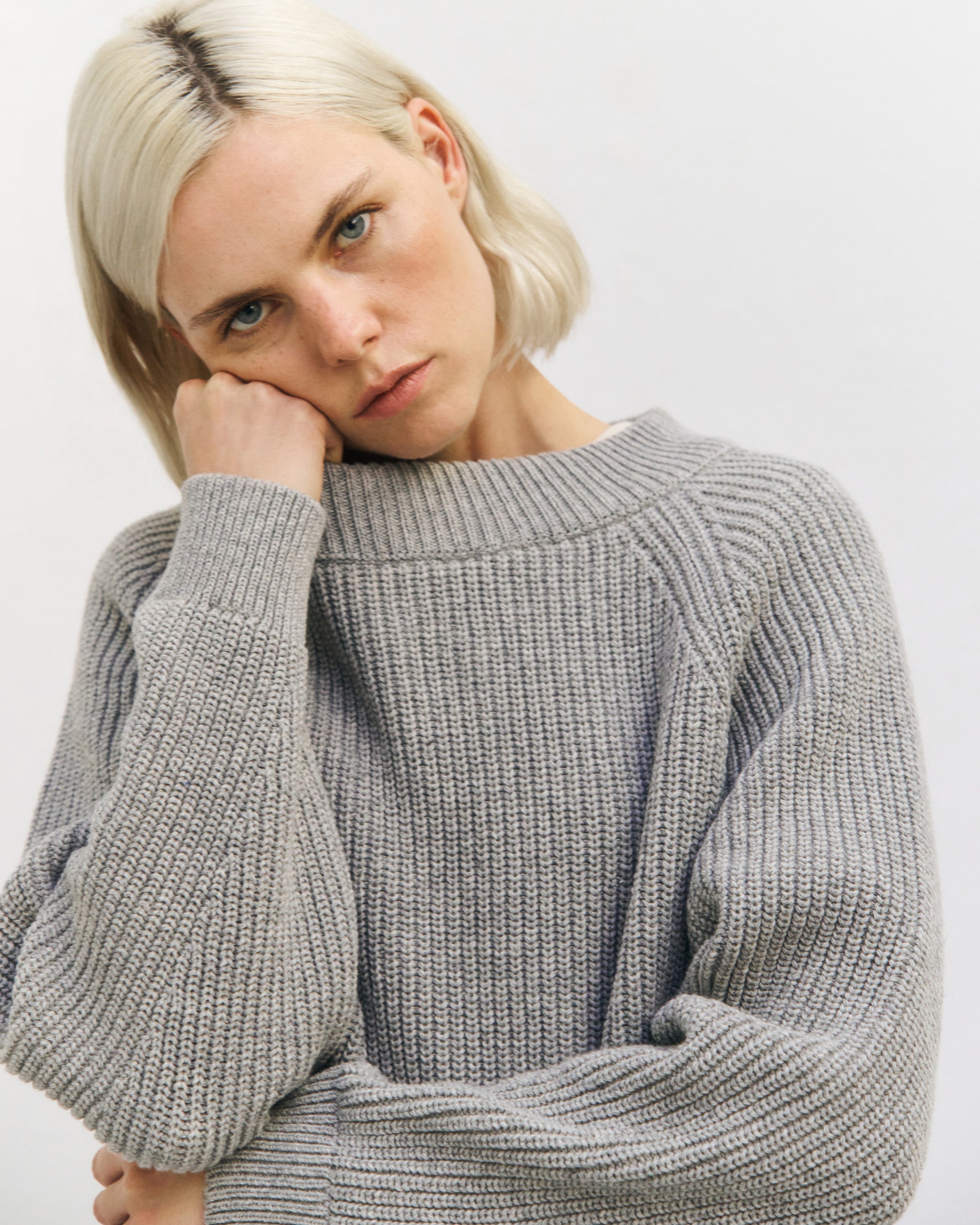 Hellgrauer Kurzer Strickpullover aus Recycelter Wolle von Rotholz