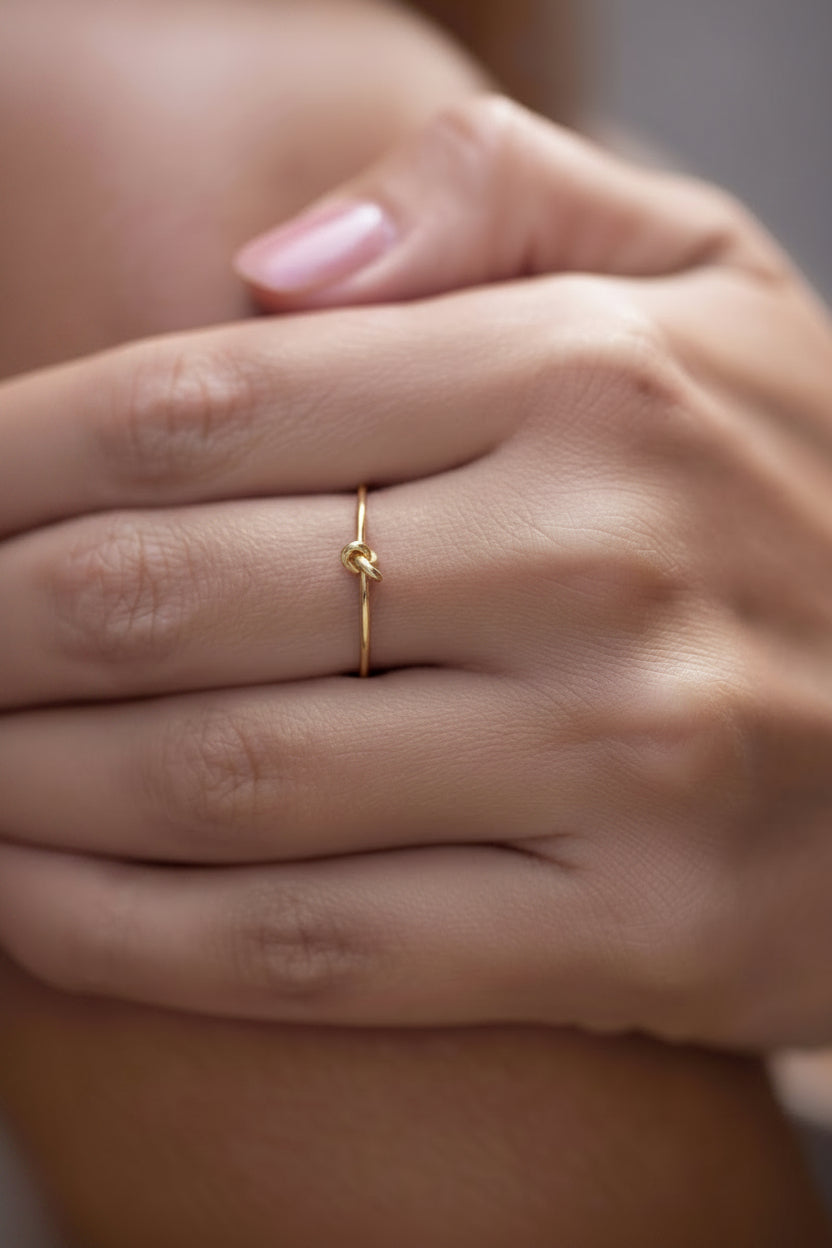 Ring ESSENTIALS Forget me Knot aus 9kt Gold von V Design Lab