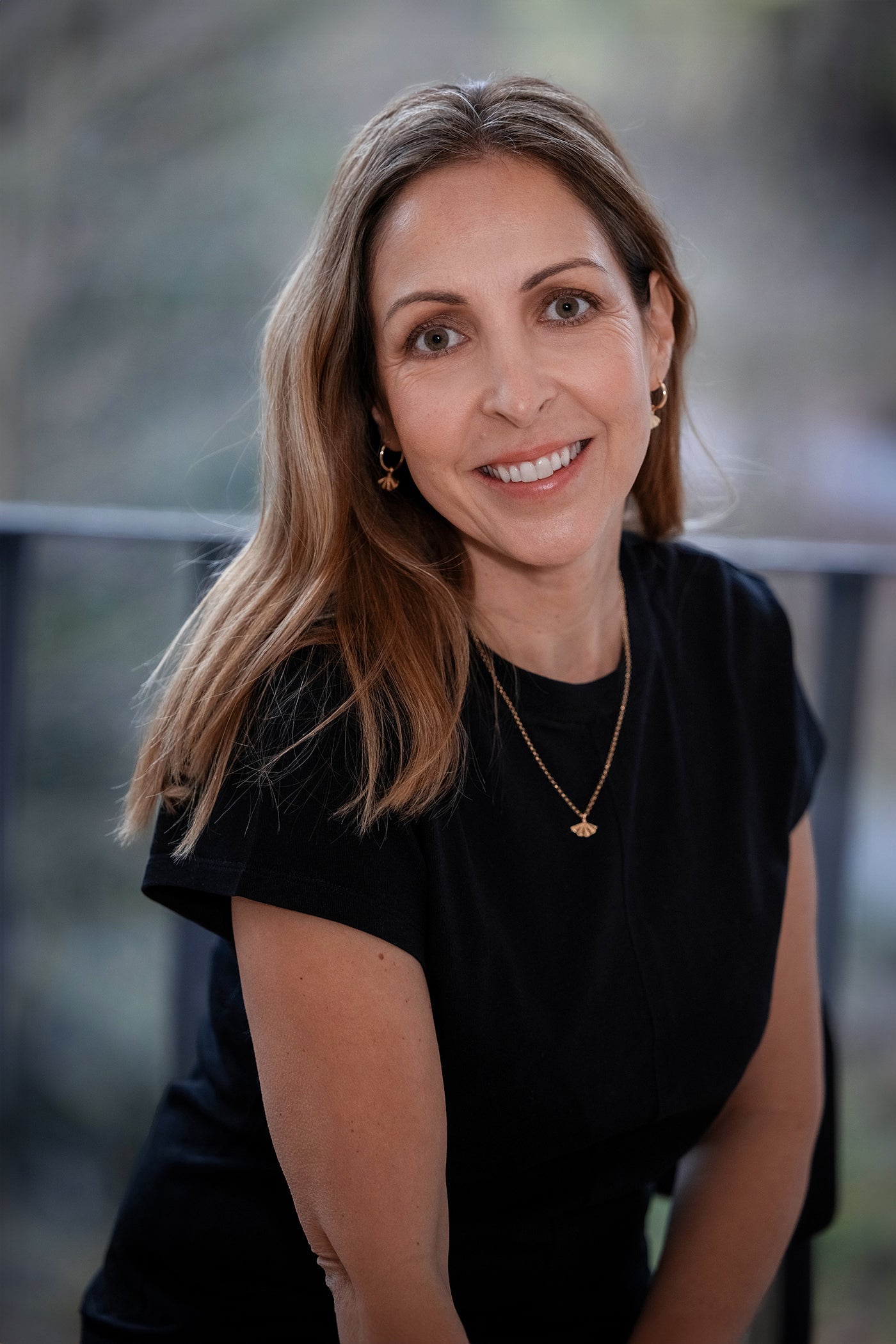 SANTIAGO Mini Creolen mit Muschelanhänger - 16mm von V Design Lab