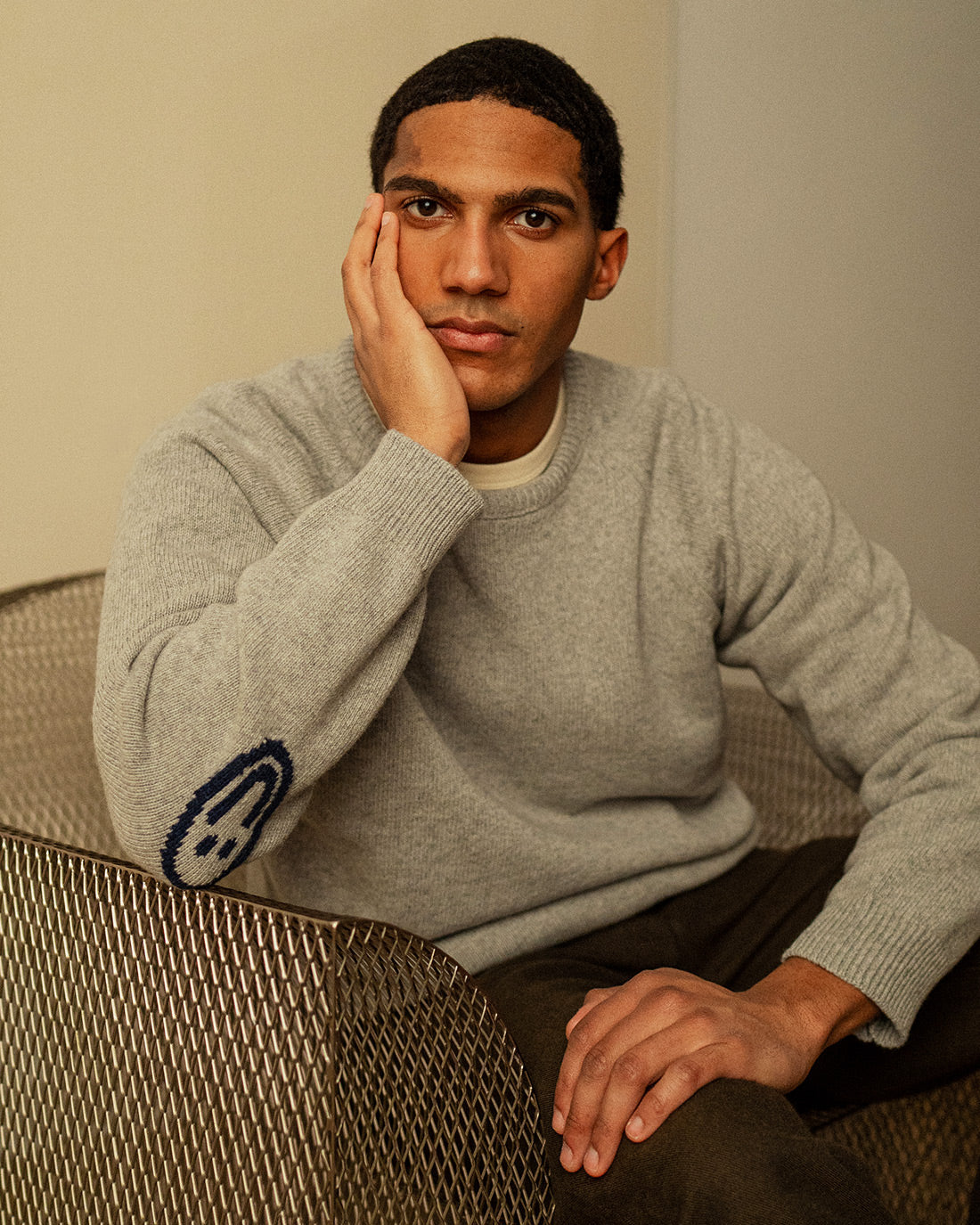 Hellgrauer Strickpullover Smiling aus recycelter Wolle von Rotholz