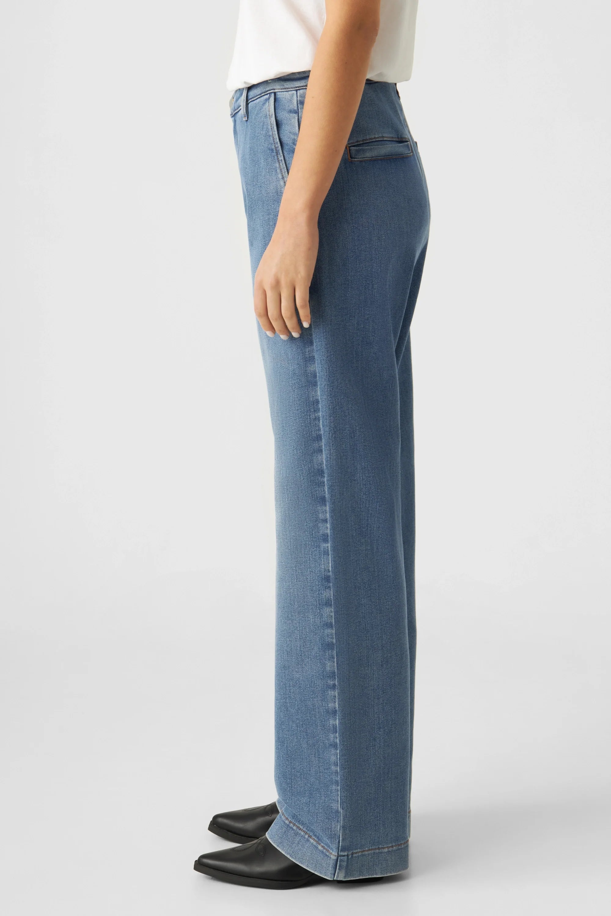 Blaue Jeans GLOW Flared aus Tencel von Dawn Denim