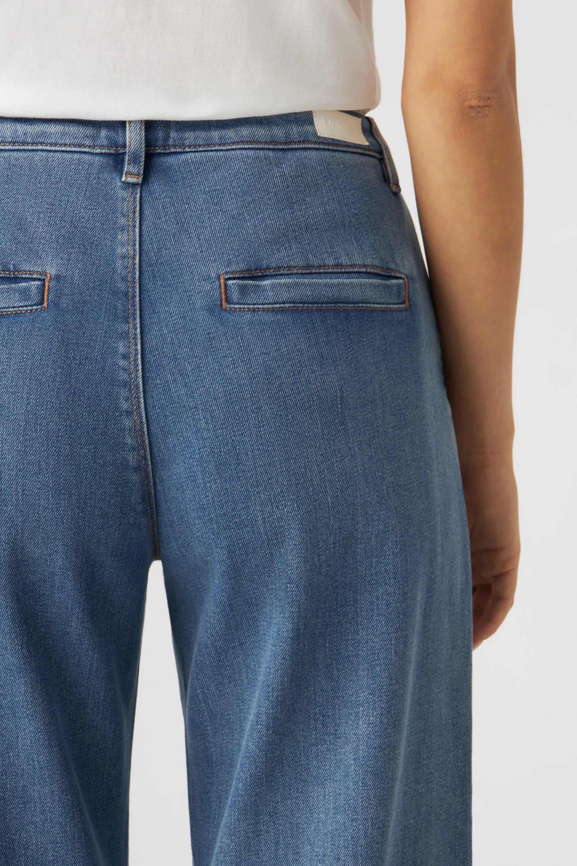 Blaue Jeans GLOW Flared aus Tencel von Dawn Denim