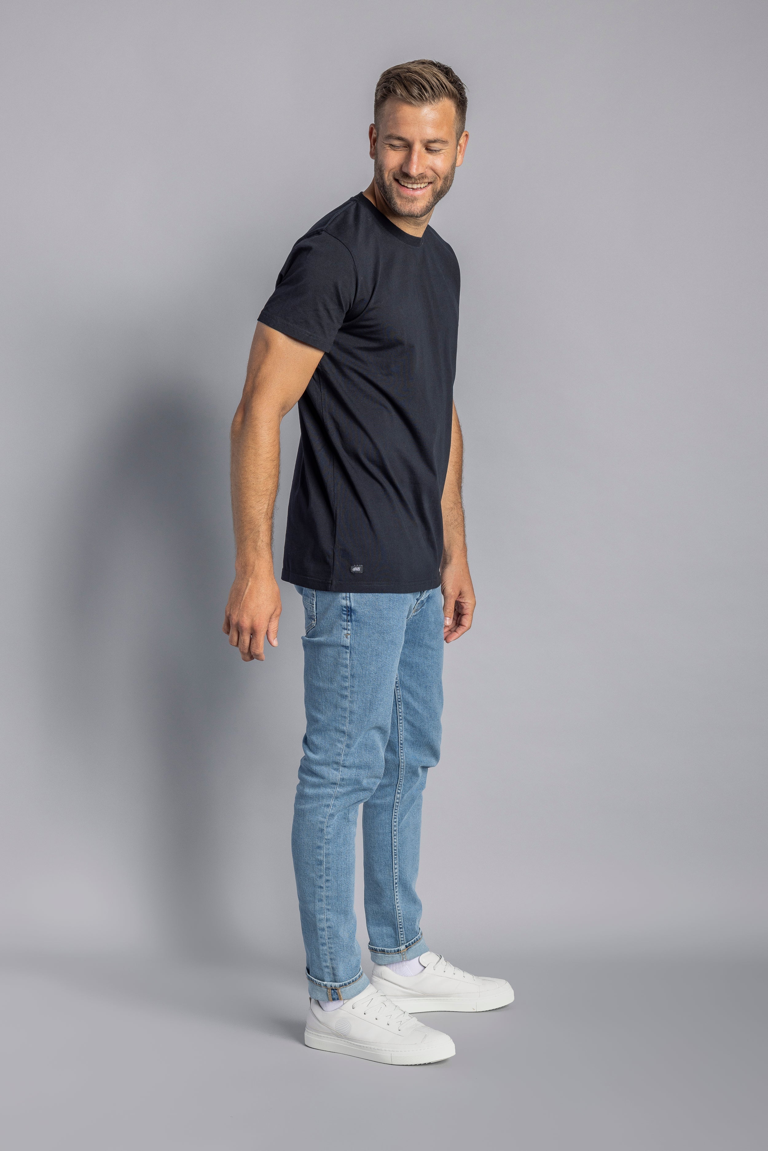 Schwarzes T-Shirt Premium Blank Slim aus 100% Bio-Baumwolle von DIRTS